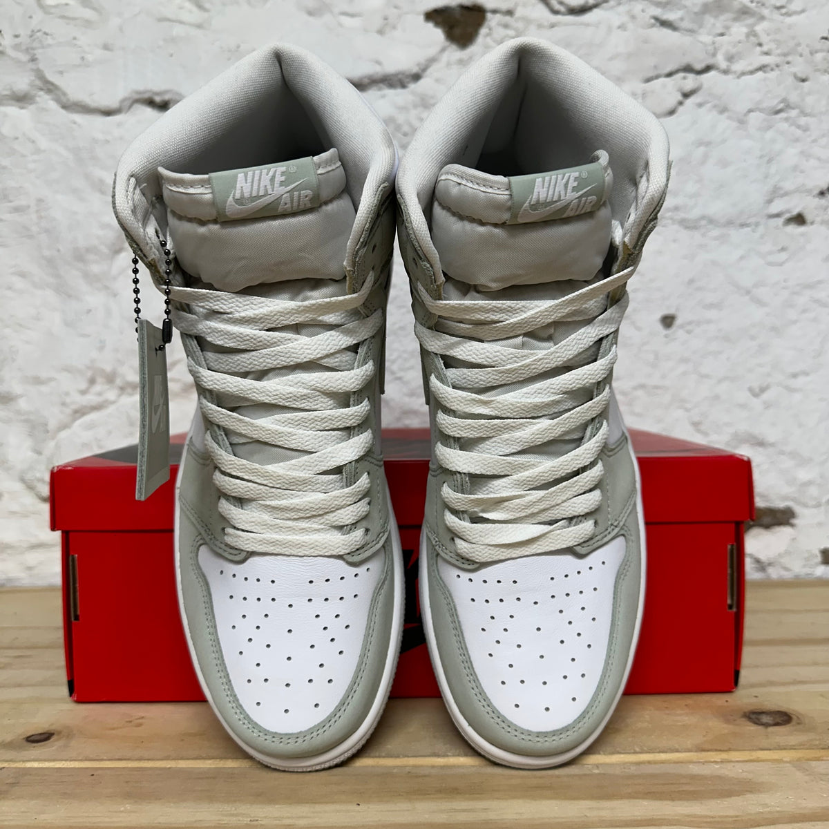 Air Jordan 1 High Seafoam Sz 9 (10.5W)