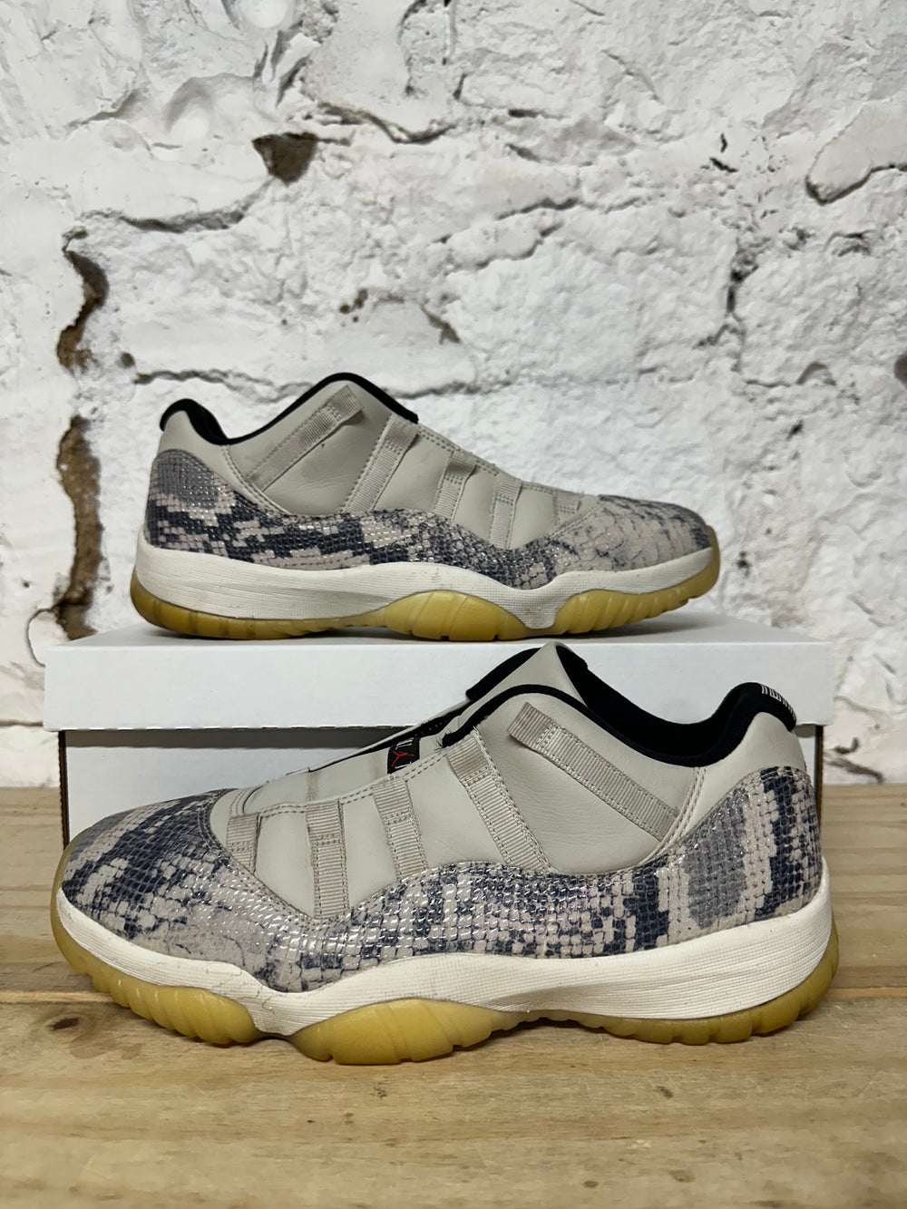 Air Jordan 11 Low Snake Light Bone Sz 10
