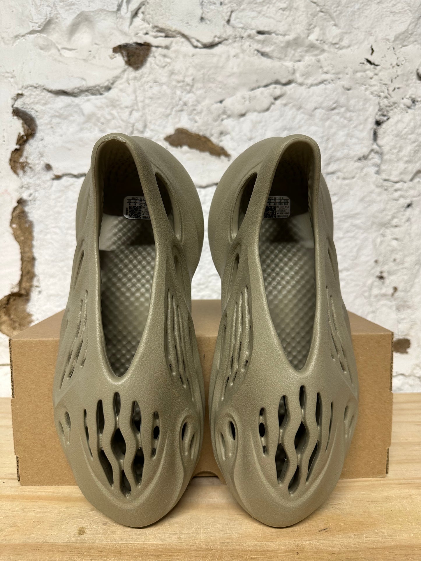Yeezy Foam RNNR Stone Salt Sz 8 DS