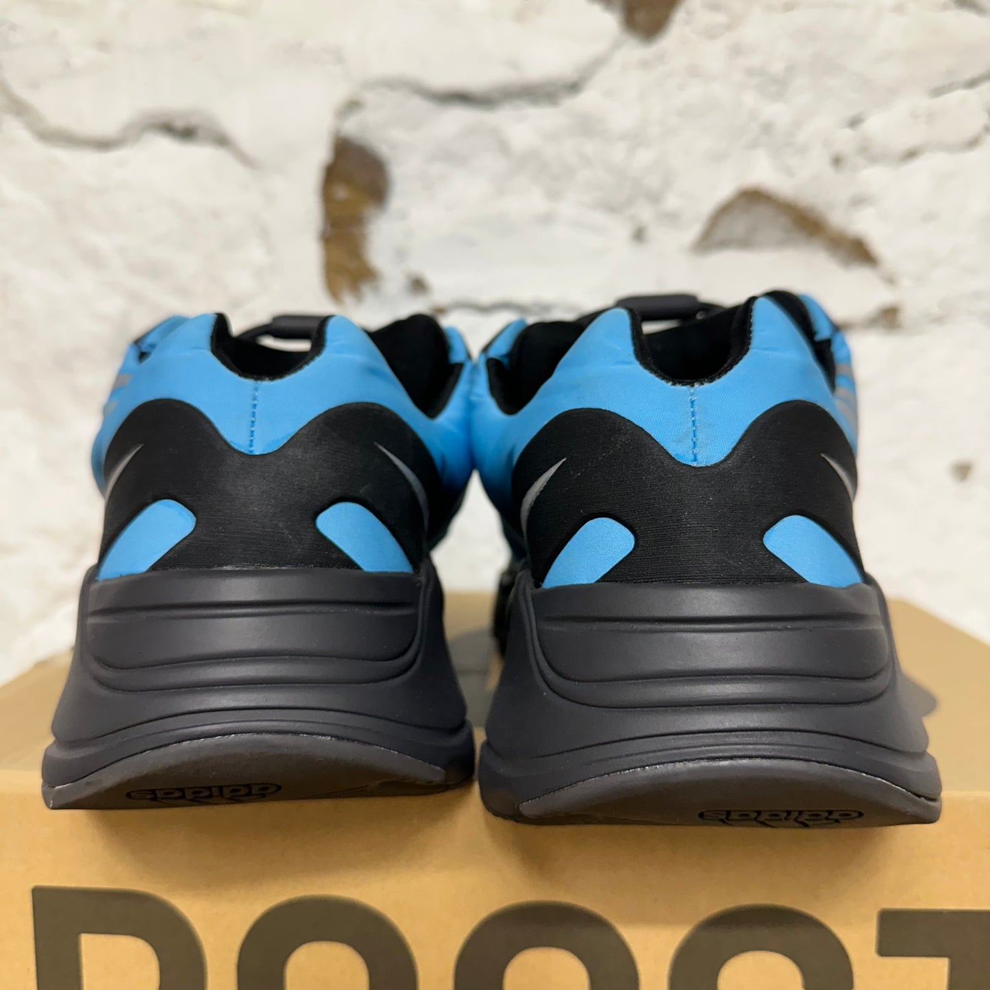 Yeezy 700 MNVN Bright Cyan Sz 12