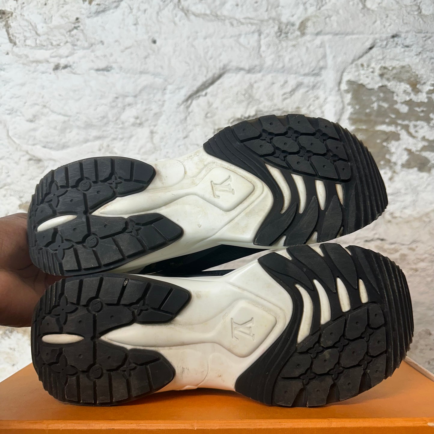 Louis Vuitton Black Brown White Run 55 Sneaker Sz 7 (40)