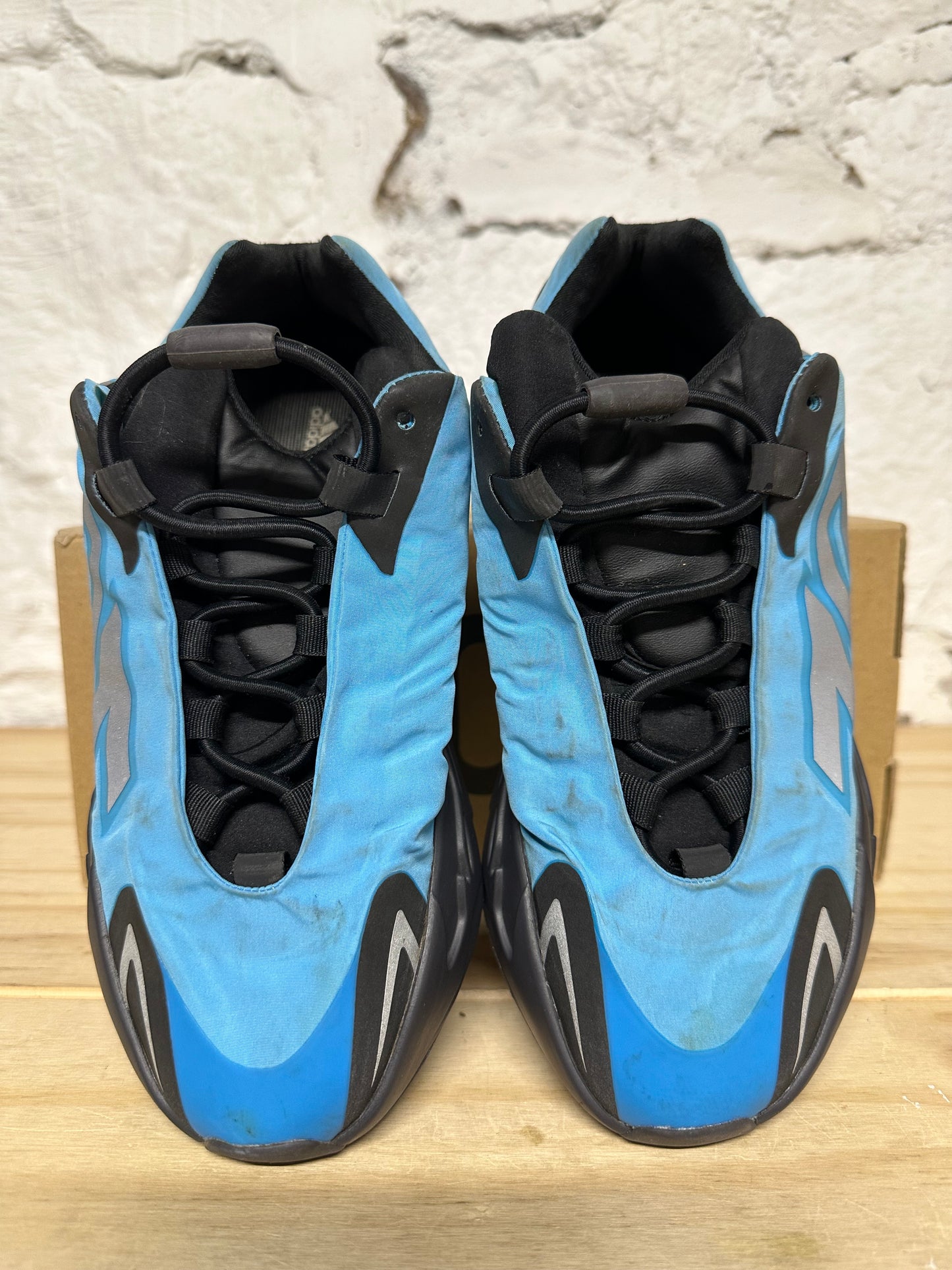 Yeezy 700 MNVN Bright Cyan Sz 6