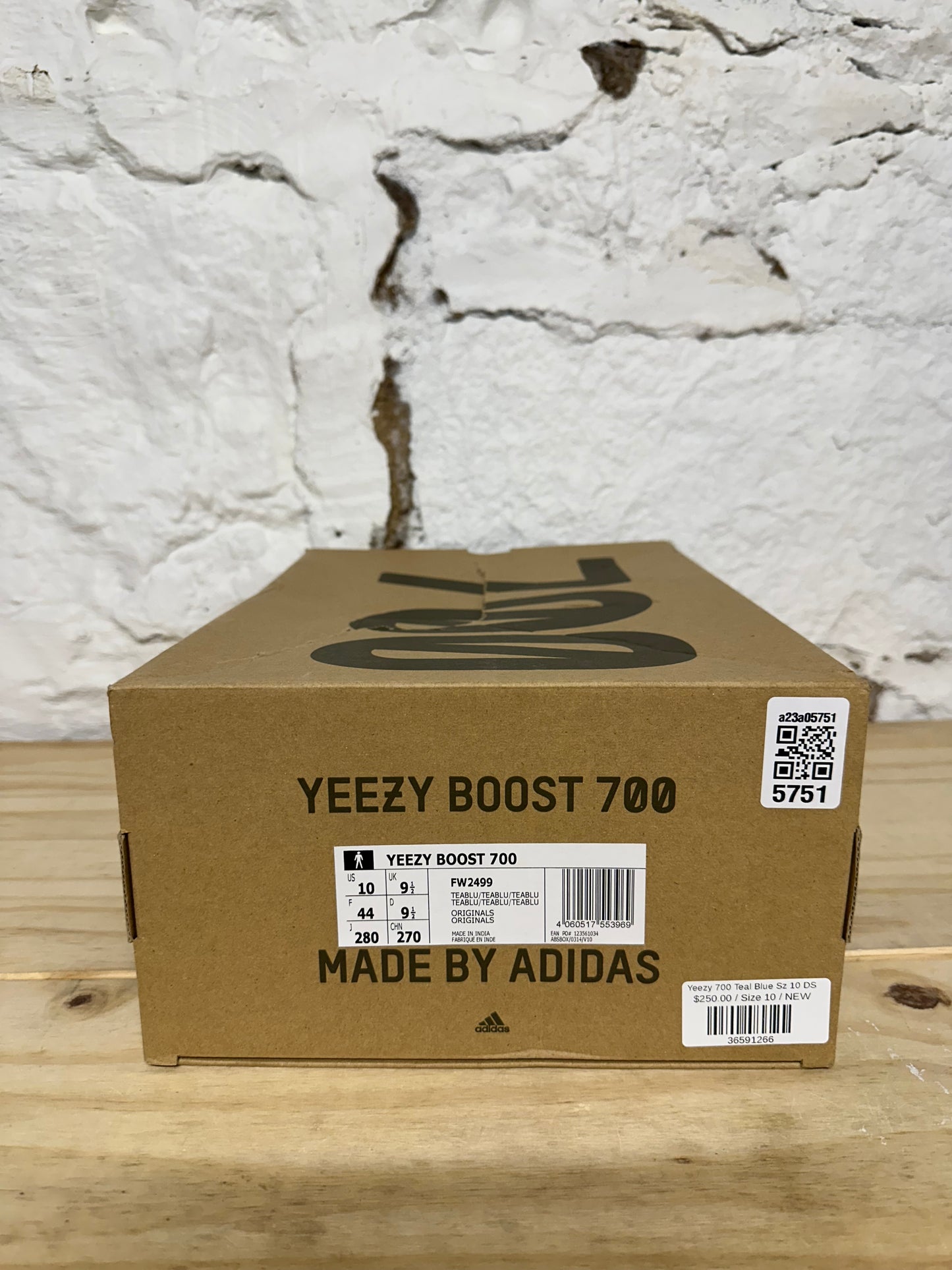 Yeezy 700 Teal Blue Sz 10 DS