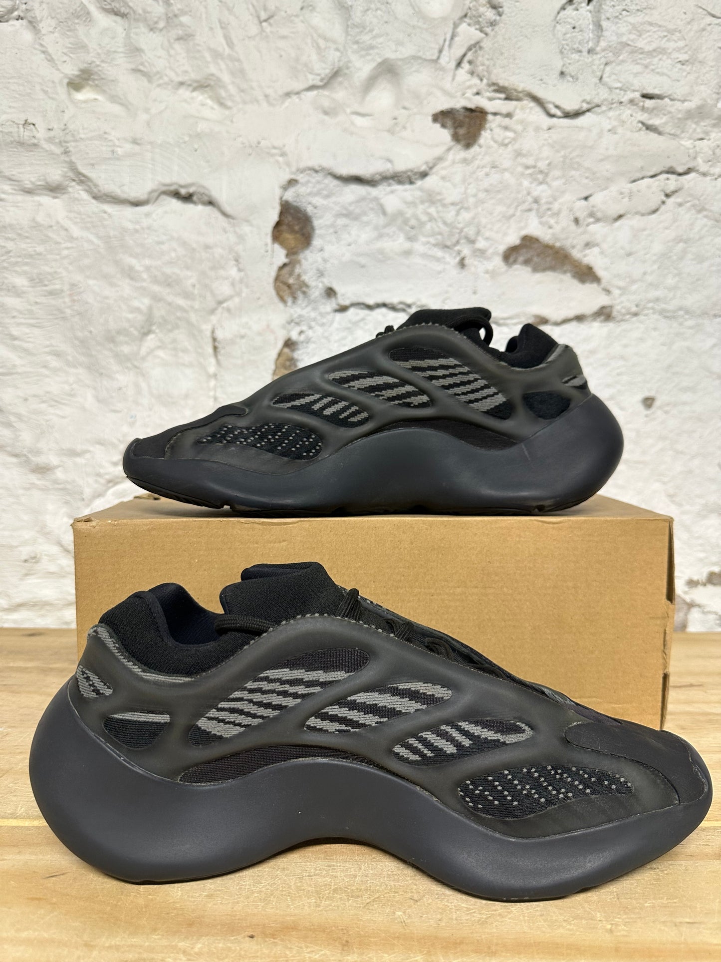 Yeezy 700 V3 Dark Glow Sz 9.5