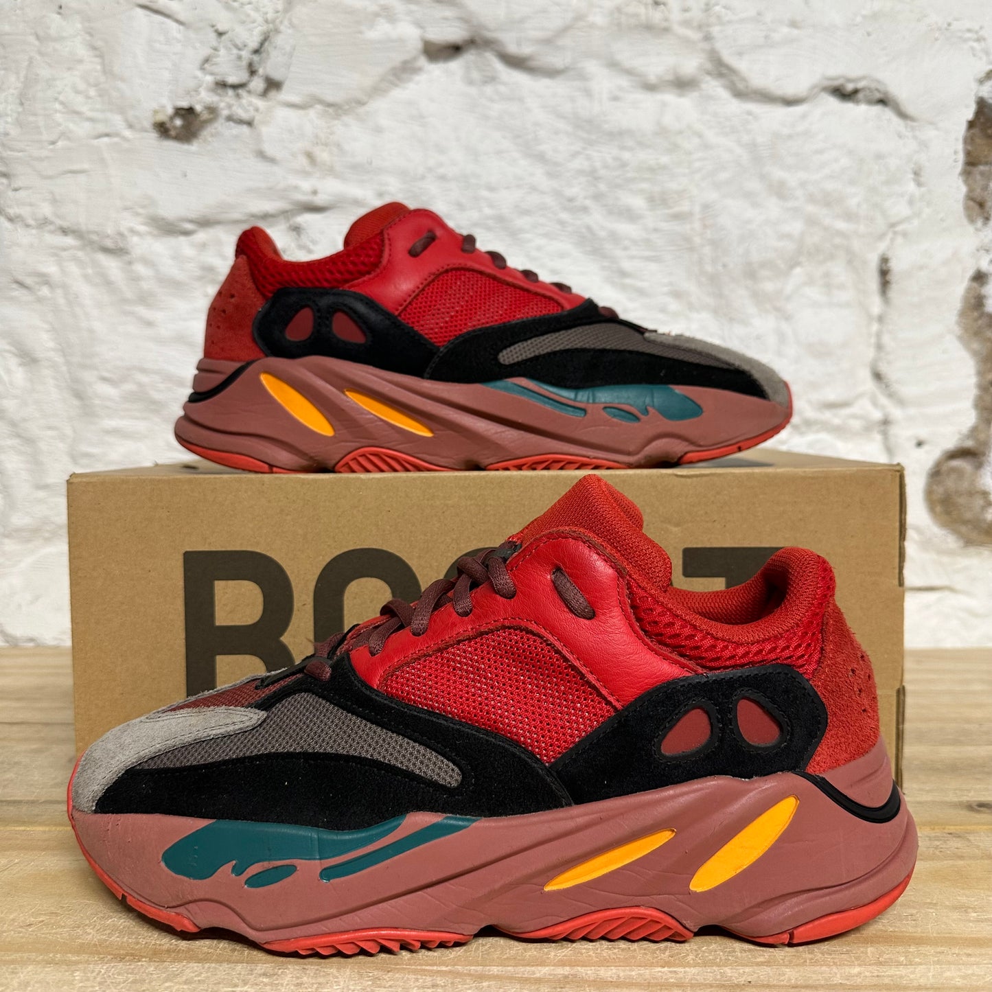Yeezy 700 Hi Res Red Sz 9