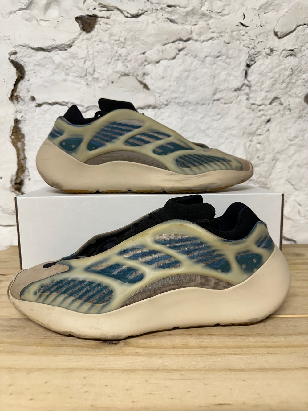 Yeezy 700 V3 Kyanite Sz 12