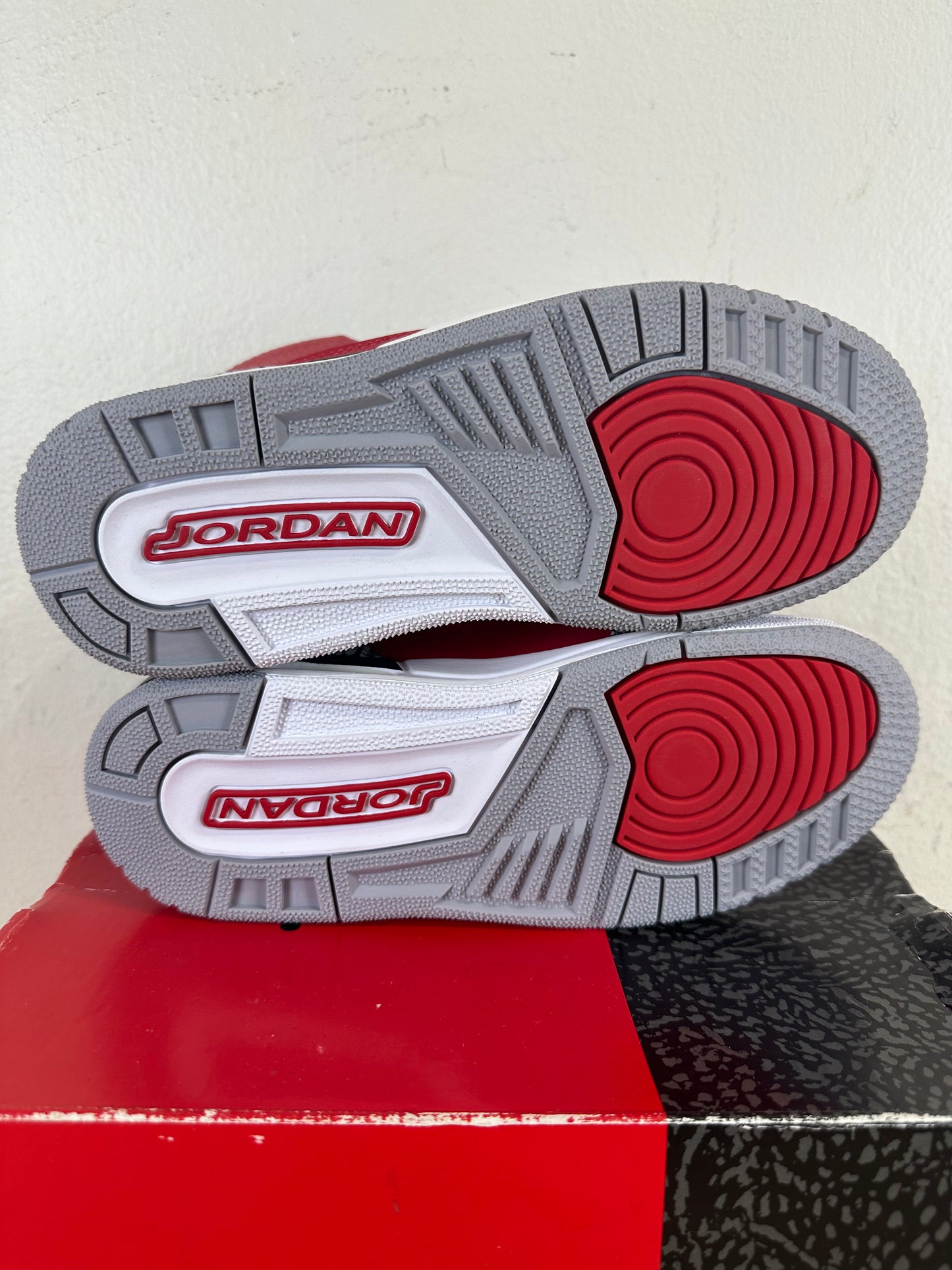 Air Jordan 3 SE Fire Red Sz 4Y DS