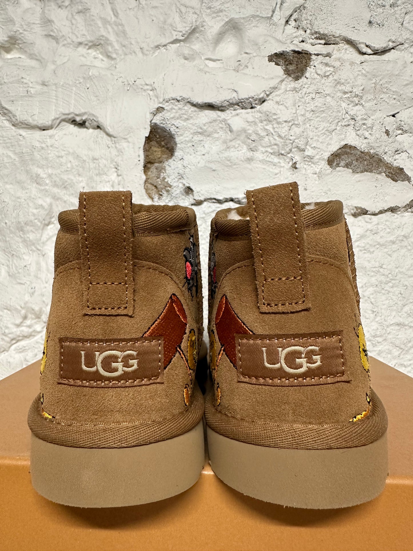 Ugg Classic Ultra Mini Boot Palace Looney Tunes Sz 7 DS