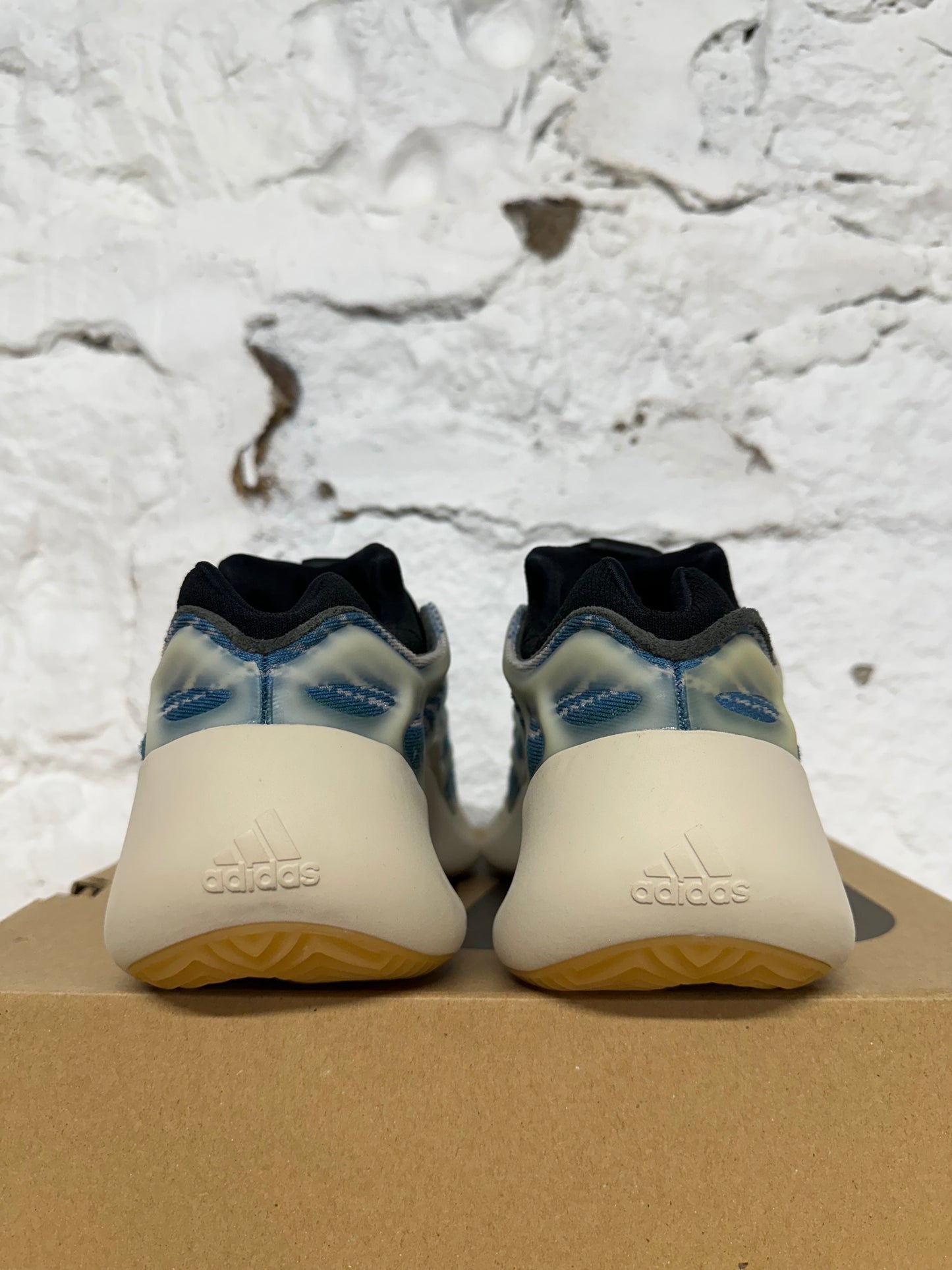 Yeezy 700 V3 Kyanite Sz 8
