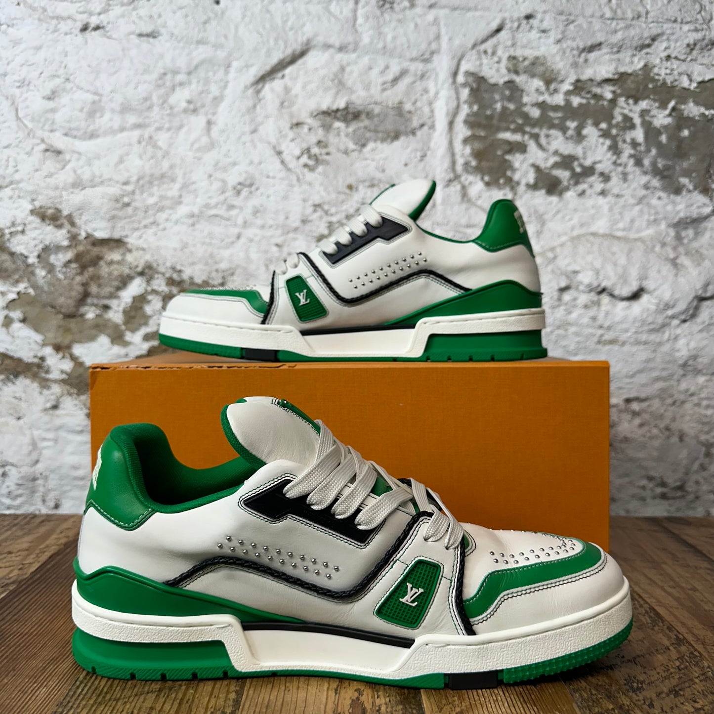 Louis Vuitton White Green Black Trainer Sz 9.5 (8LV)