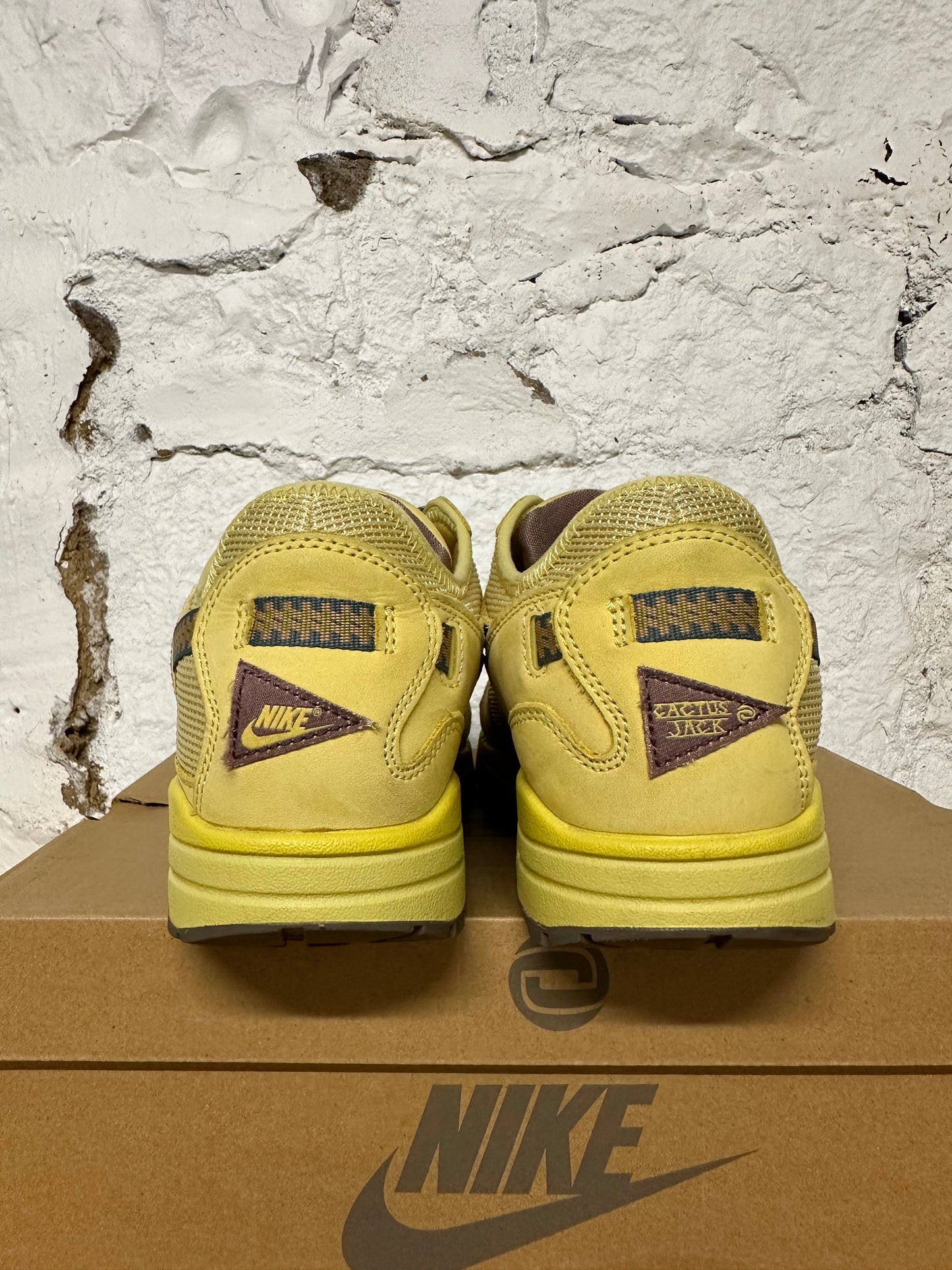 Nike Air Max 1 Travis Scott Saturn Gold Sz 11.5