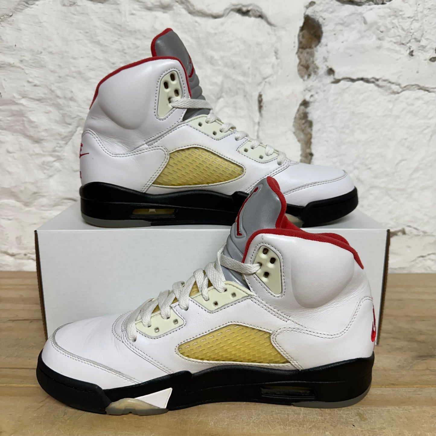 Air Jordan 5 Fire Red Sz 9