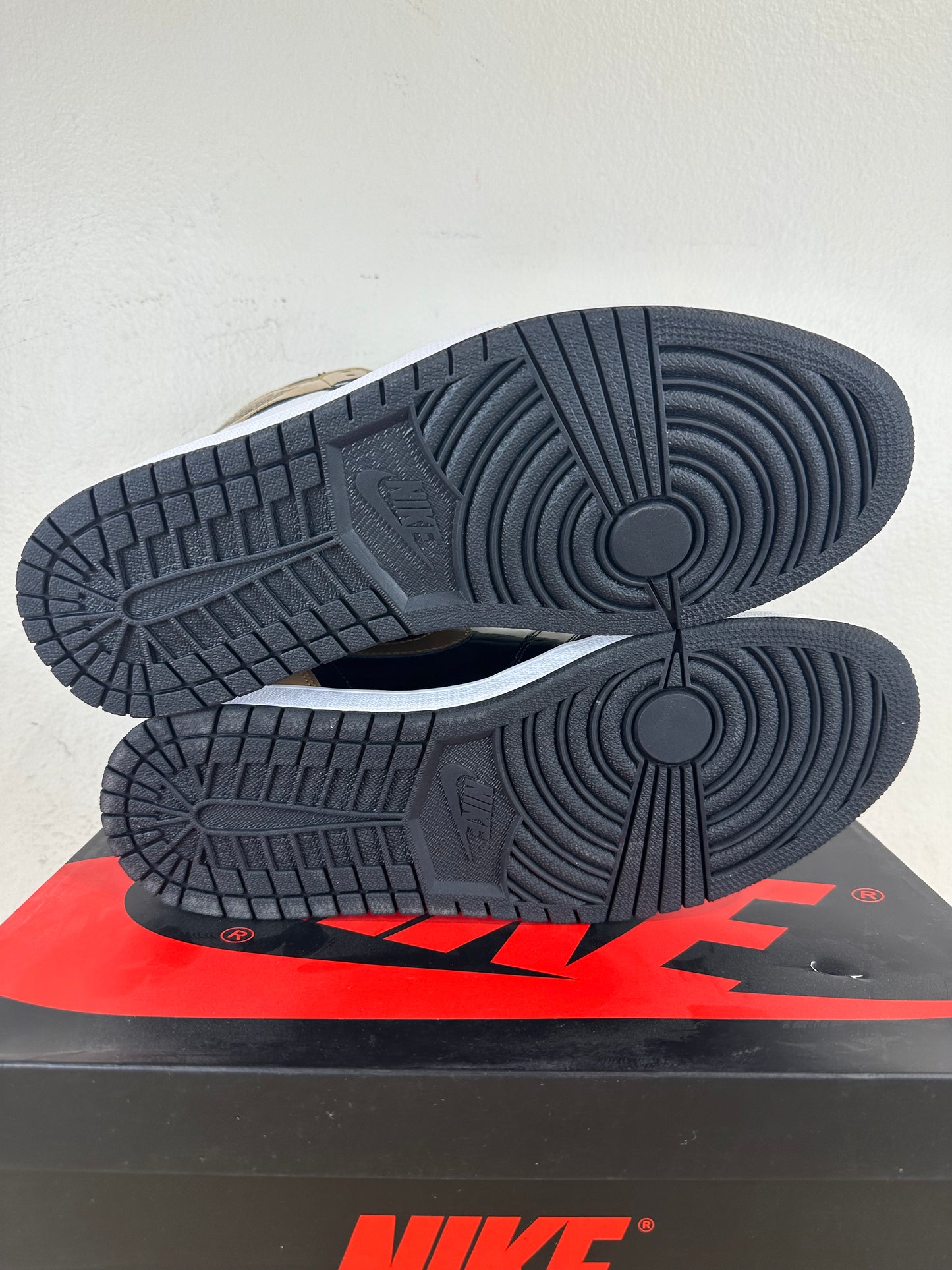 Air Jordan 1 High Patent Gold Toe Sz 11 DS