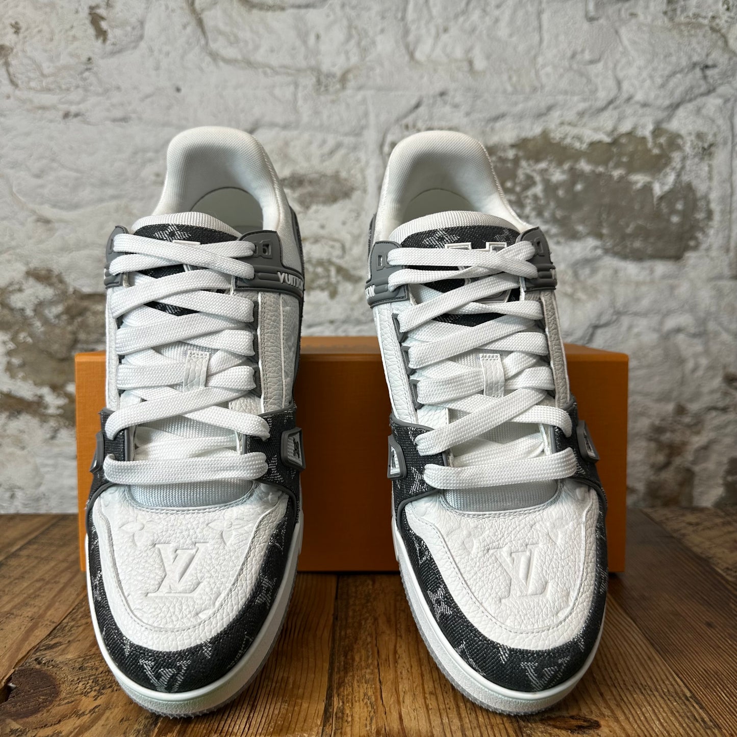 Louis Vuitton Grey Monogram White Trainer Sneaker Sz 10.5 (9LV)