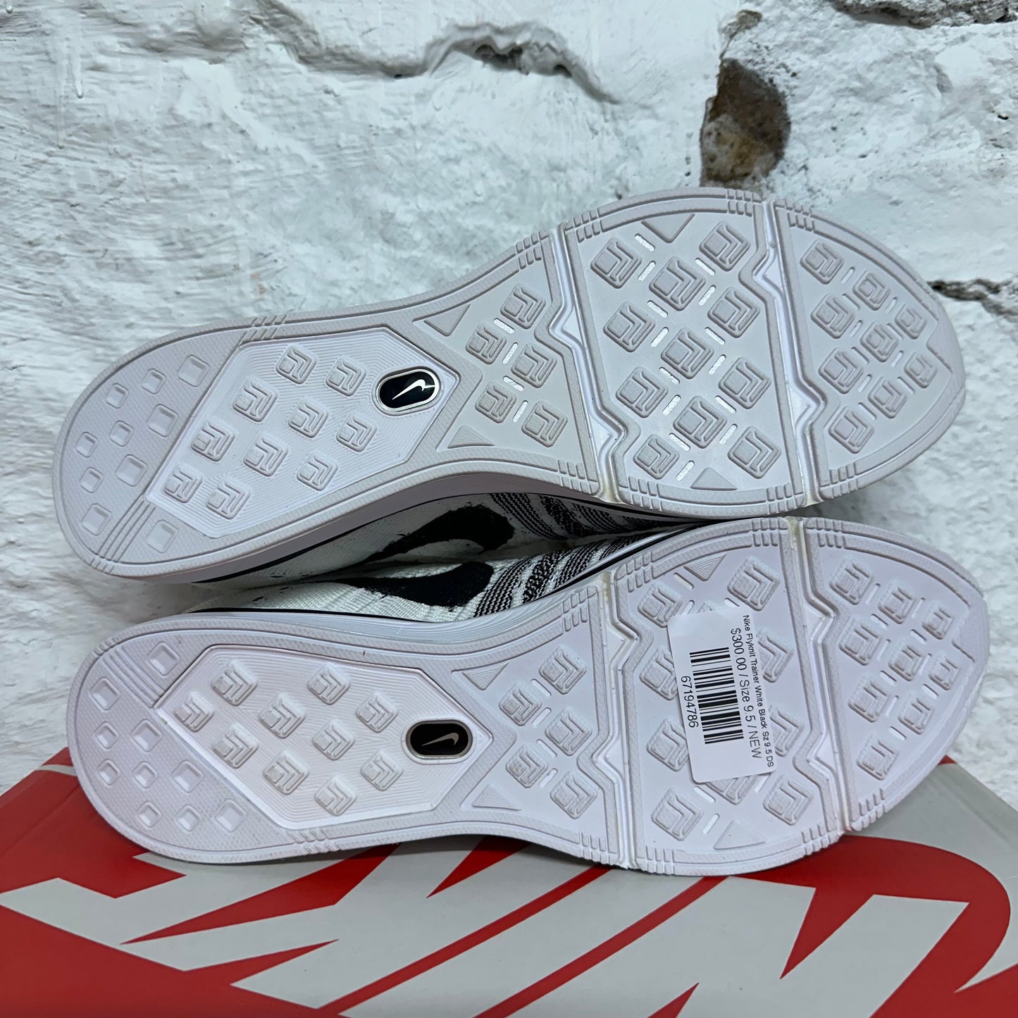 Nike Flyknit Trainer White Black Sz 9.5 DS