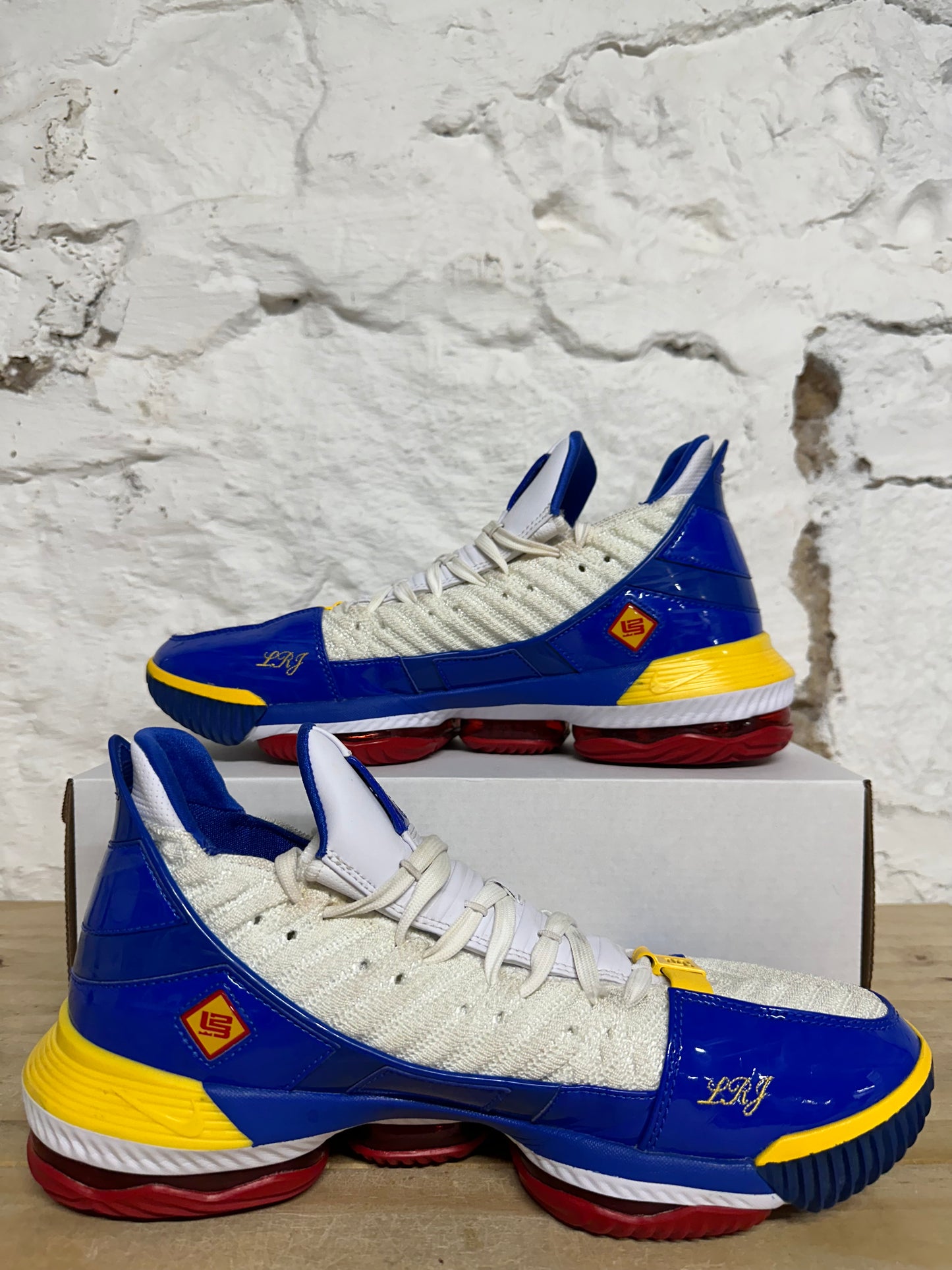 Nike LeBron 16 Superman Sz 11