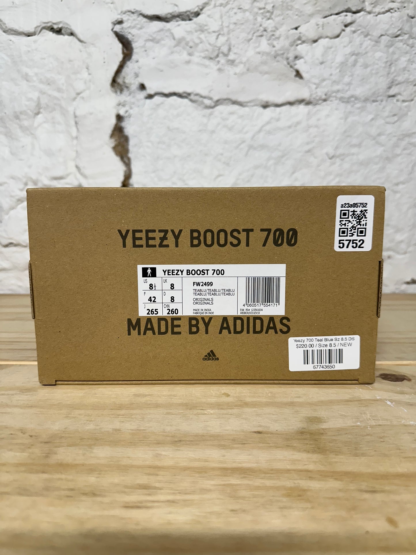 Yeezy 700 Teal Blue Sz 8.5 DS