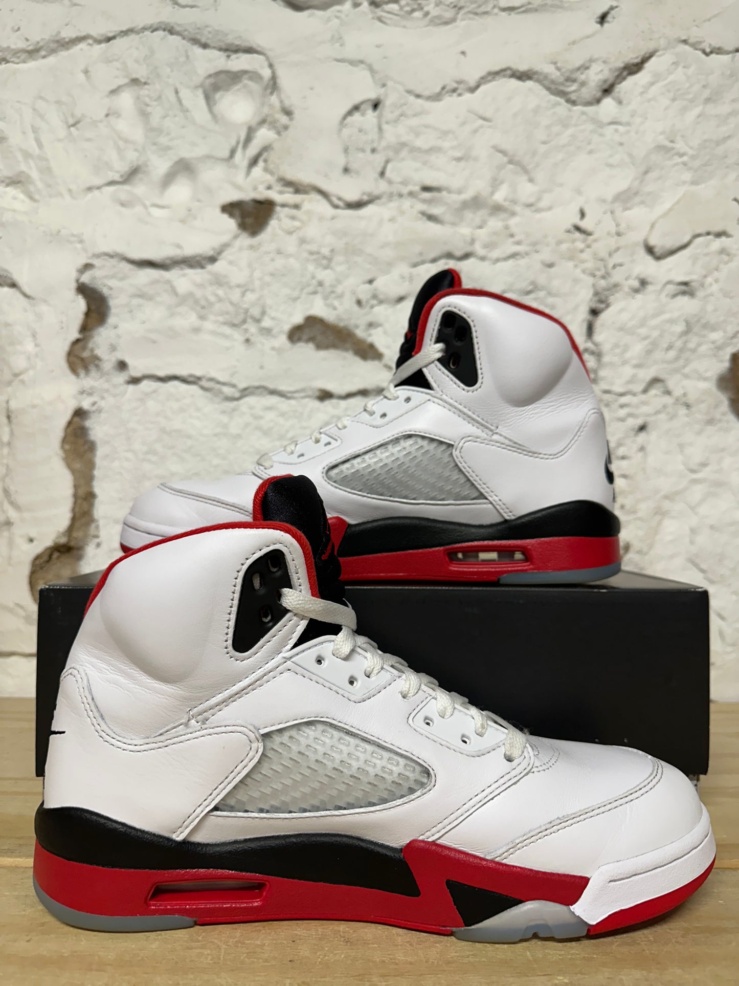 Air Jordan 5 Fire Red Black Tongue (2025) Sz 9
