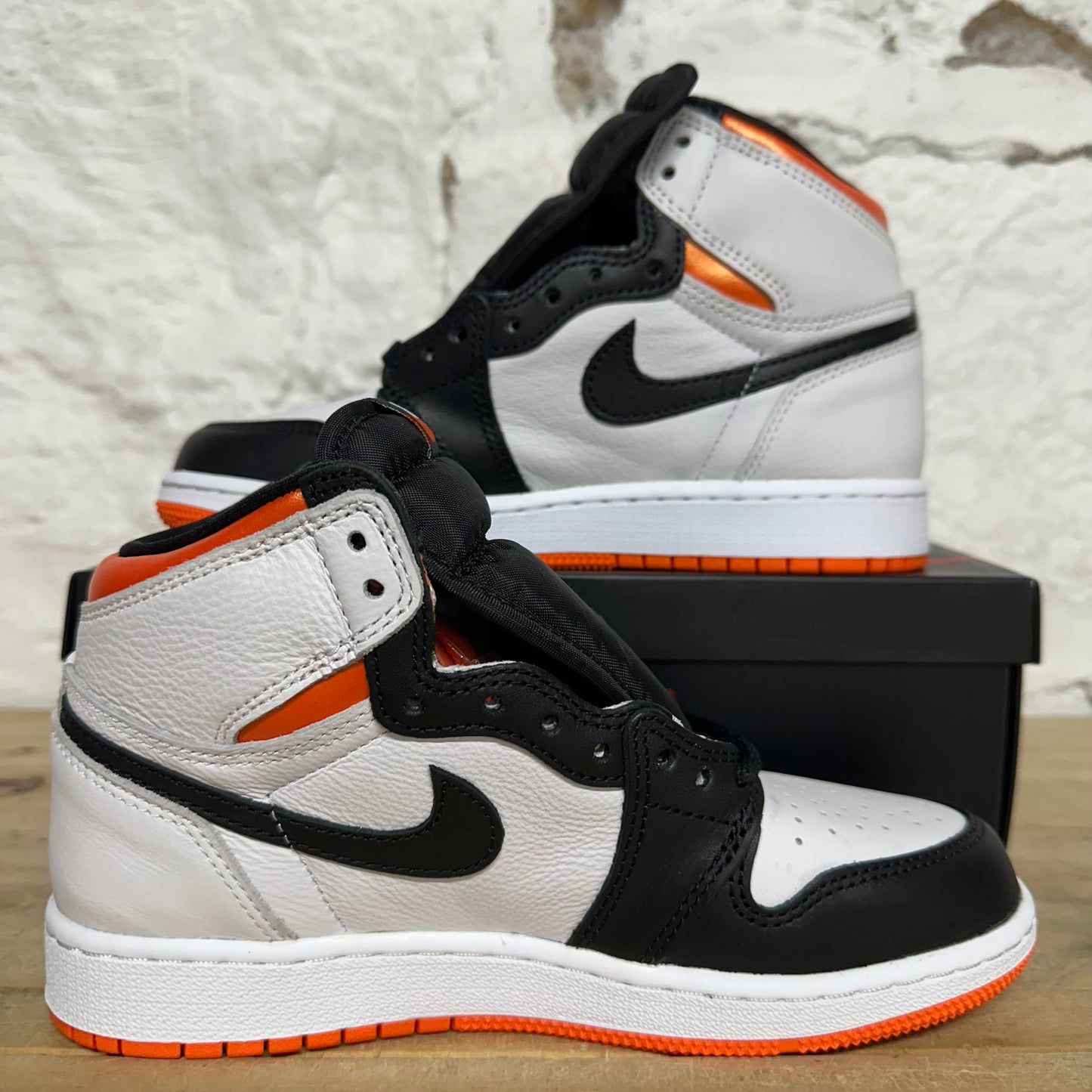 Air Jordan 1 High Electro Orange Sz 4Y DS