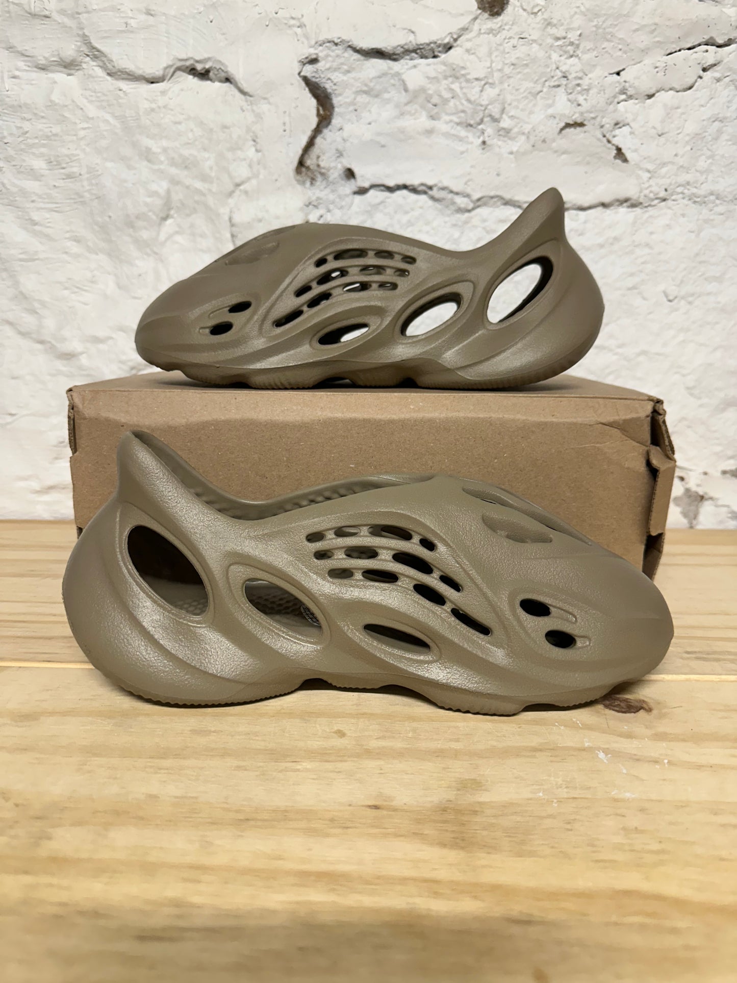 Yeezy Foam RNNR Stone Taupe Sz 10 DS