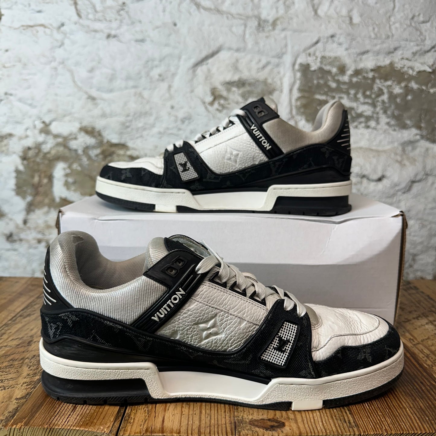 Louis Vuitton Black White Trainer Sneaker Sz 9.5 (8LV)