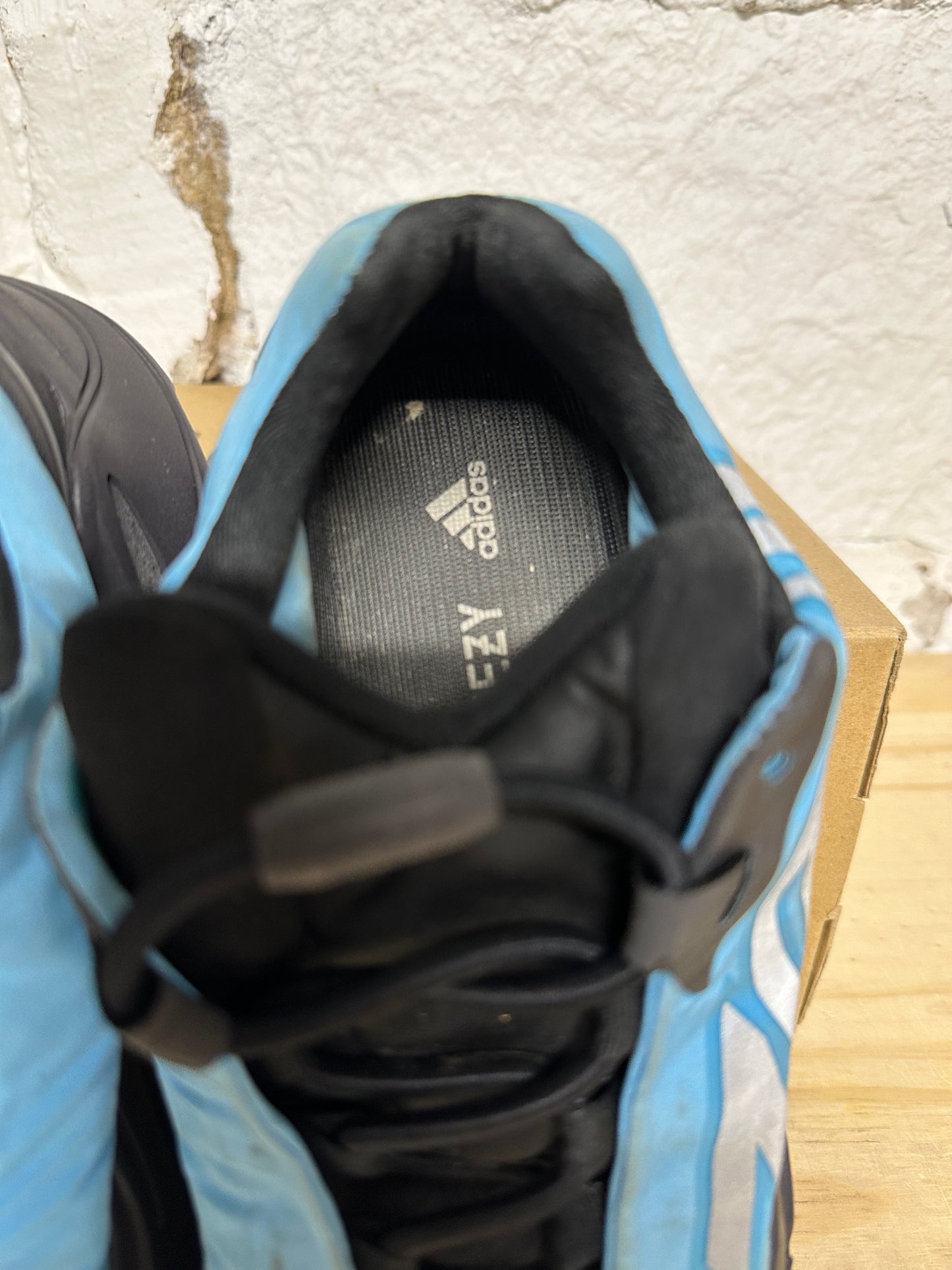 Yeezy 700 MNVN Bright Cyan Sz 6