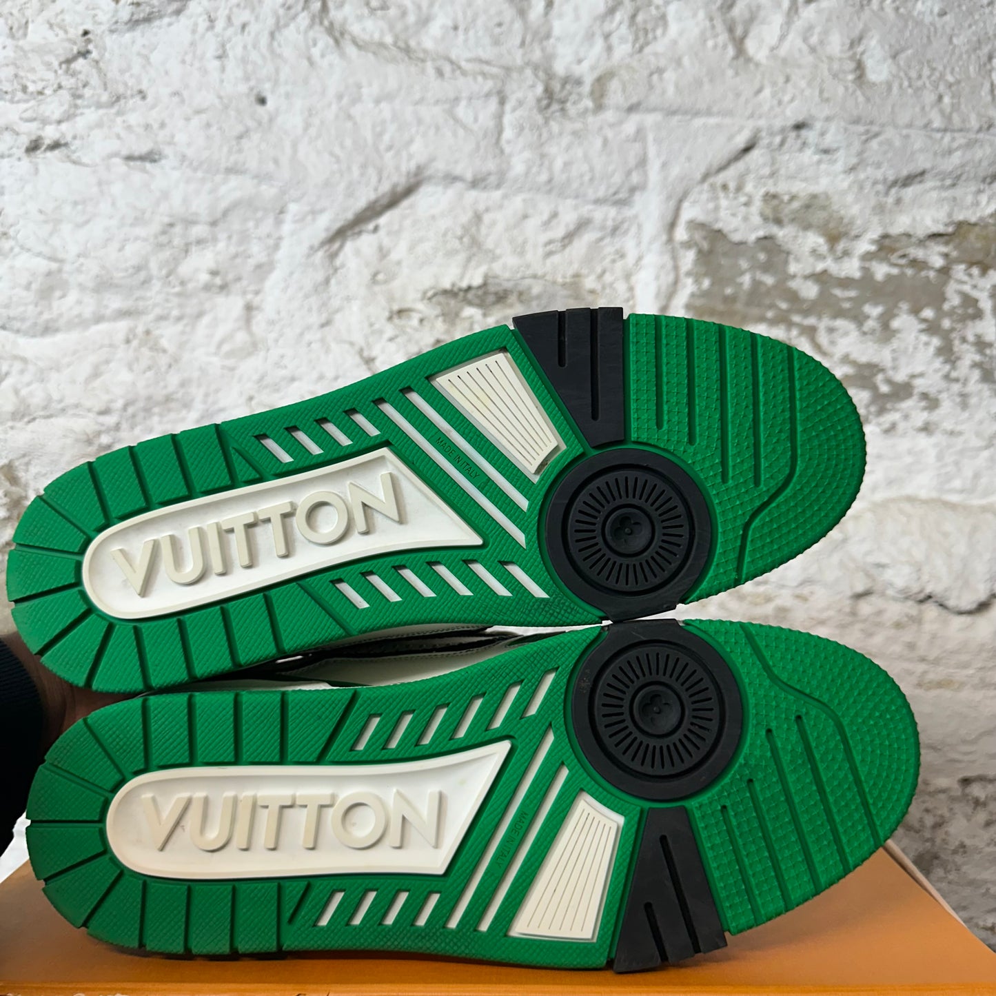 Louis Vuitton White Green Black Trainer Sz 9.5 (8LV)