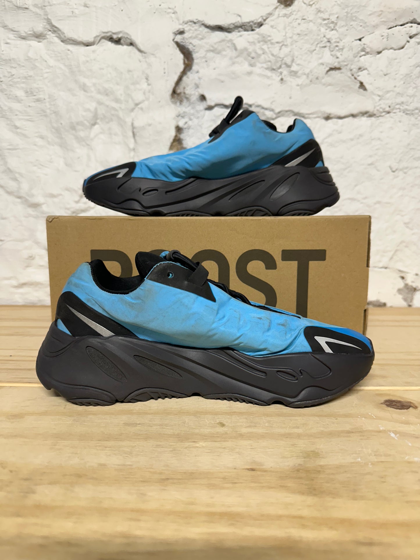 Yeezy 700 MNVN Bright Cyan Sz 6