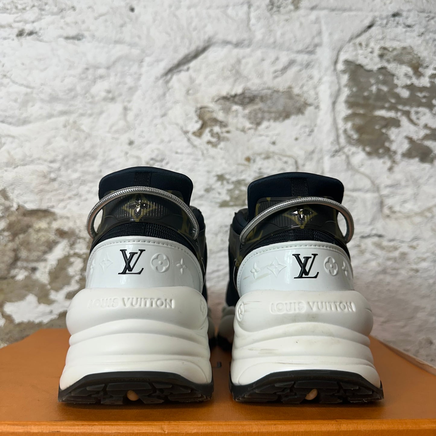 Louis Vuitton Black Brown White Run 55 Sneaker Sz 7 (40)