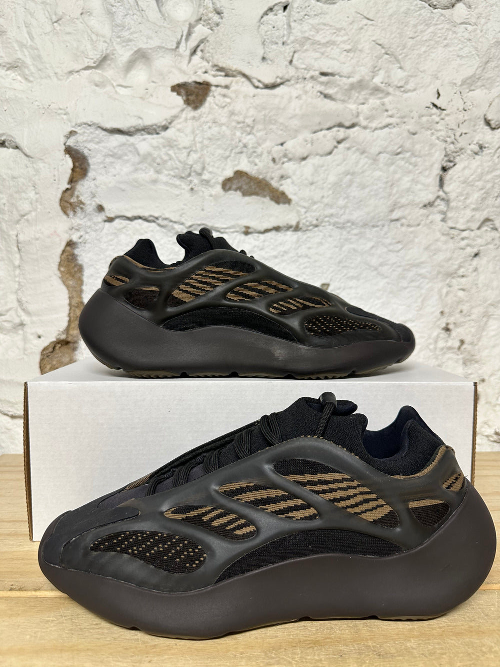 Yeezy 700 V3 Clay Brown Sz 9.5