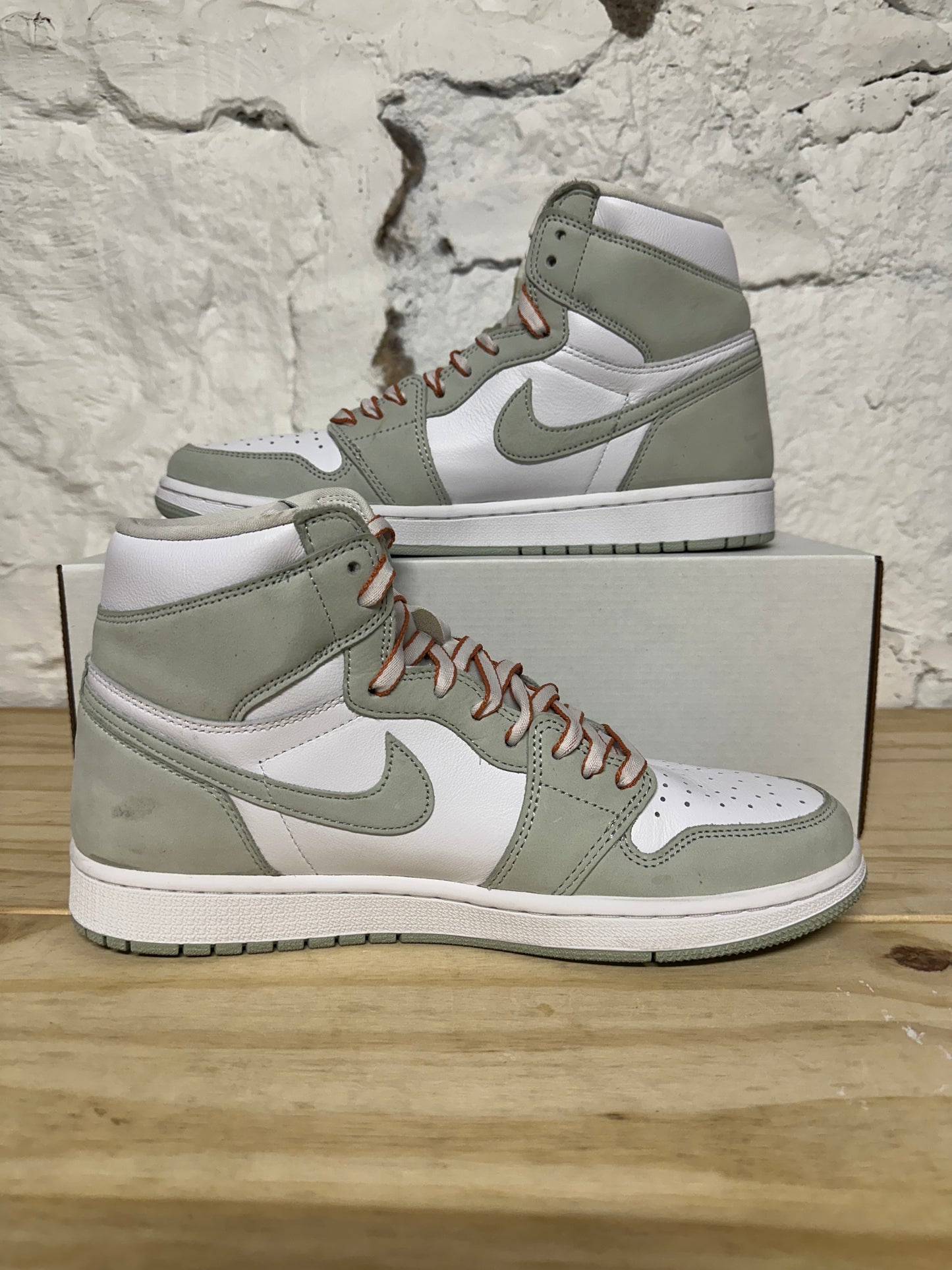 Air Jordan 1 High Seafoam Sz 9.5 (11W)