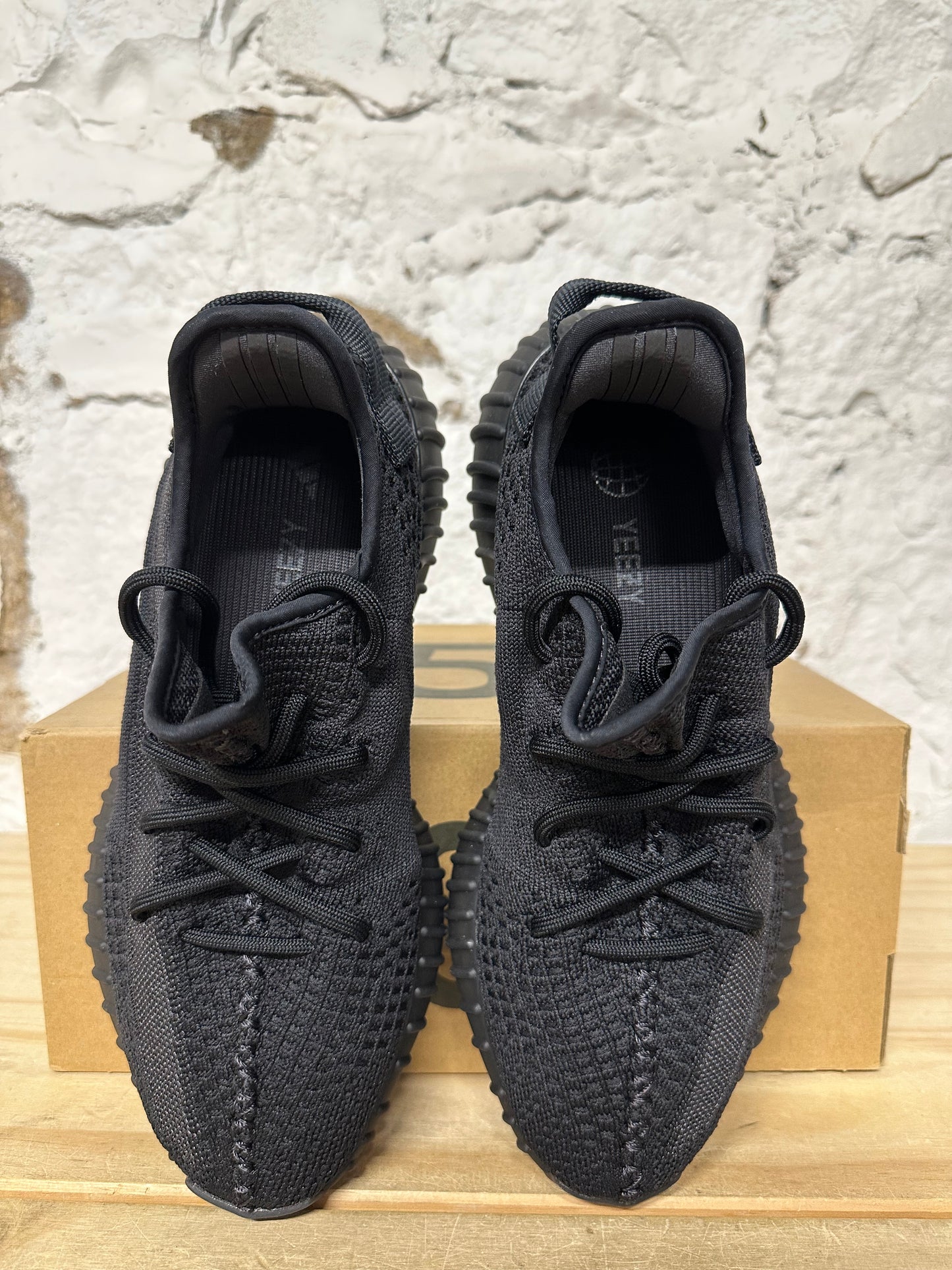 Yeezy 350 V2 Onyx Sz 8 DS