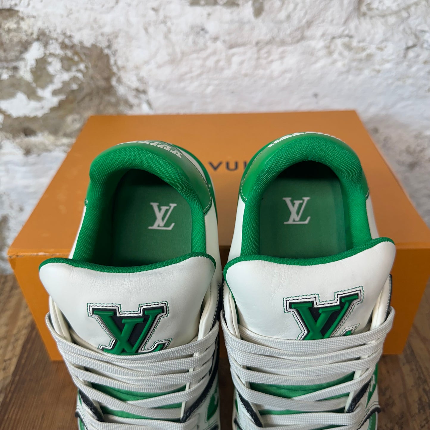 Louis Vuitton White Green Black Trainer Sz 9.5 (8LV)