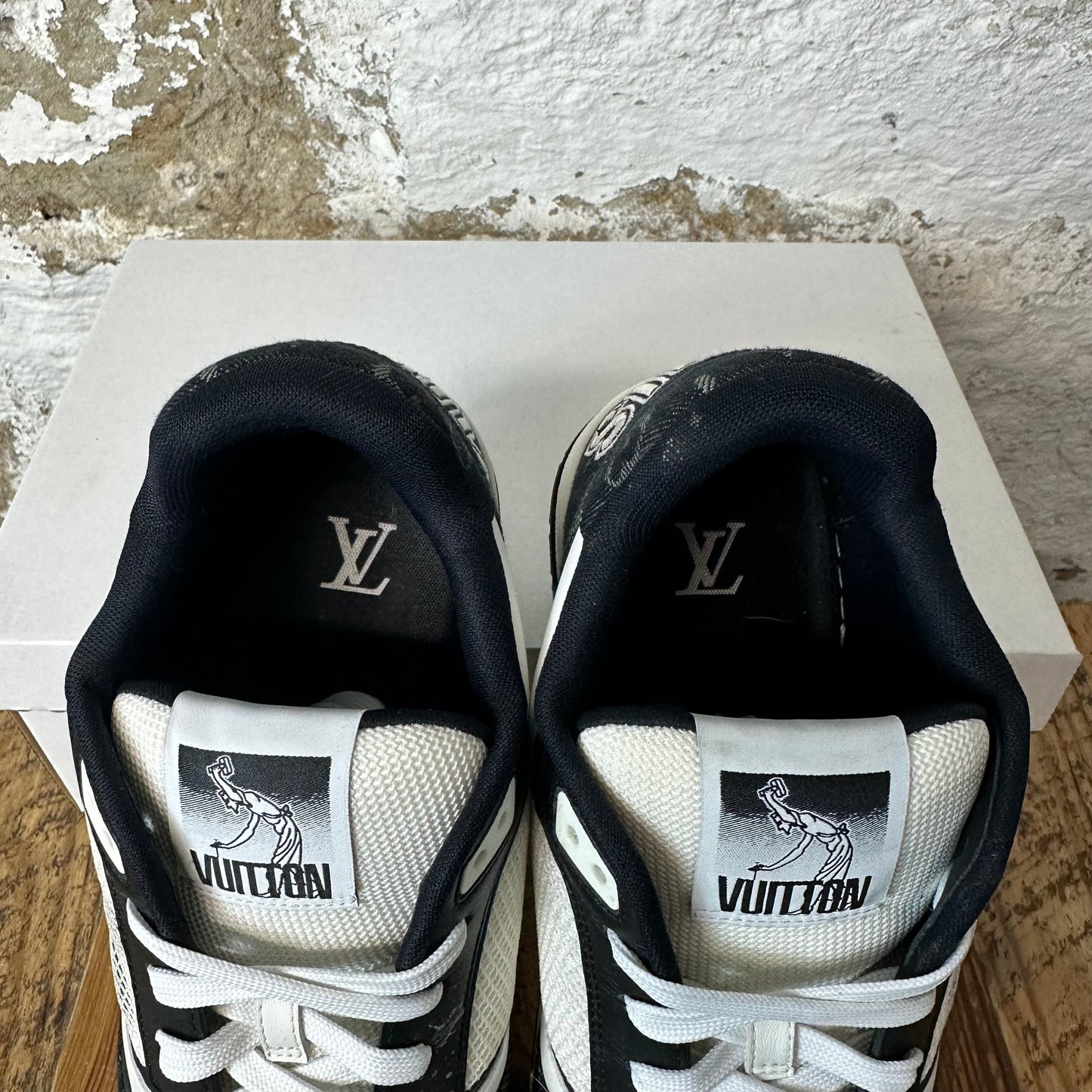 Louis Vuitton Black White Strap Trainer Sneaker Sz 10.5 (9LV)