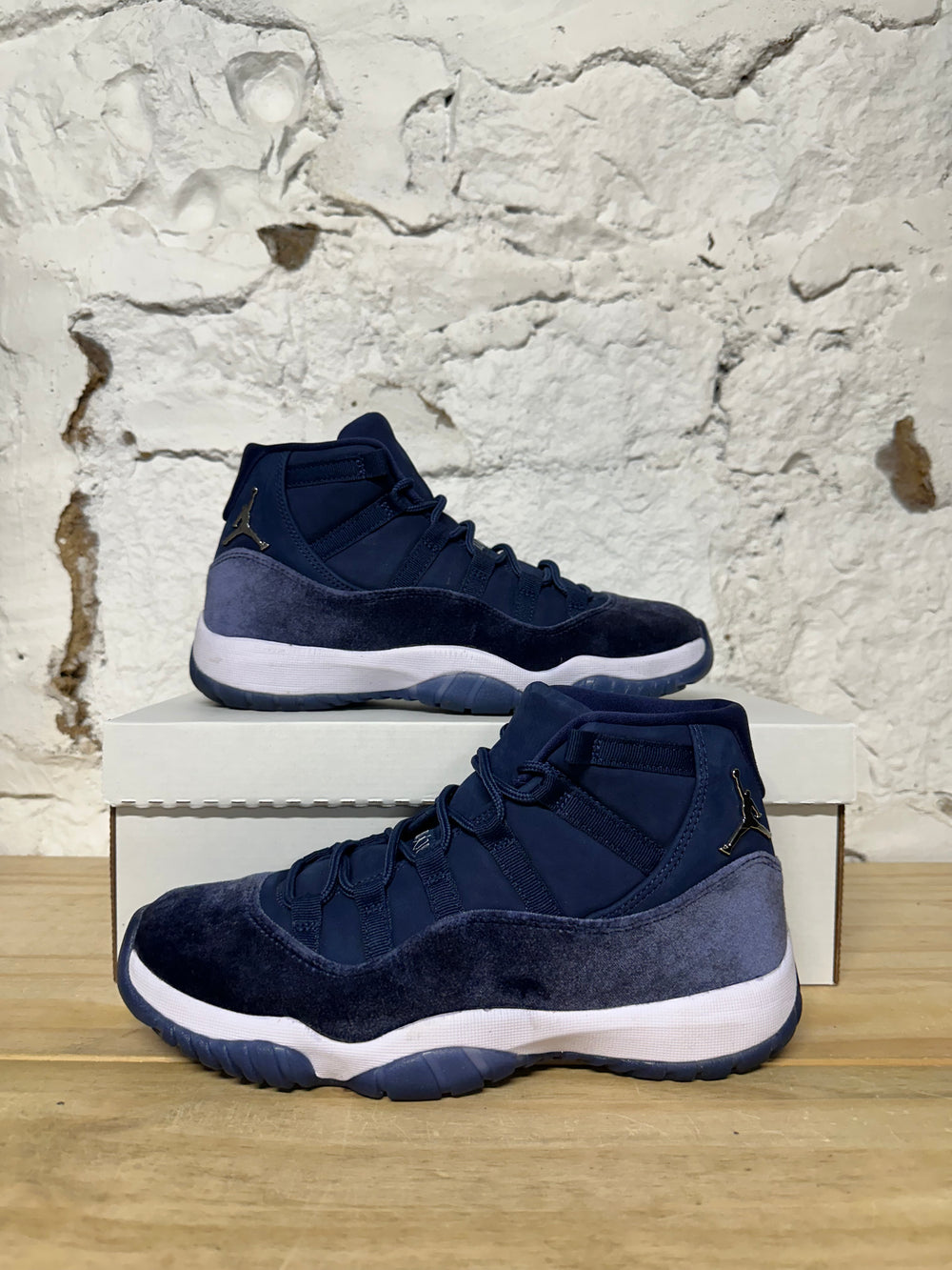 Air Jordan 11 Midnight Navy Velvet Sz 8 (9.5W)
