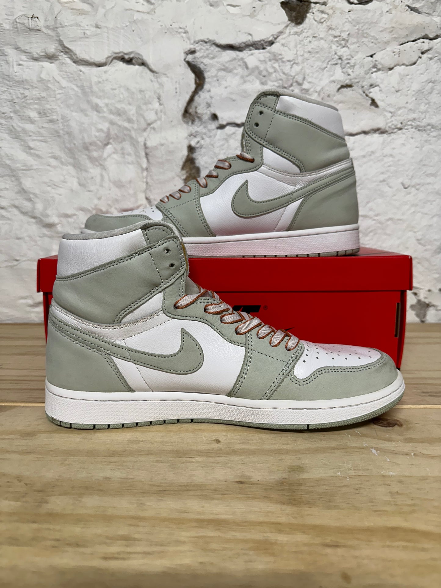 Air Jordan 1 High Seafoam Sz 9.5 (11W)