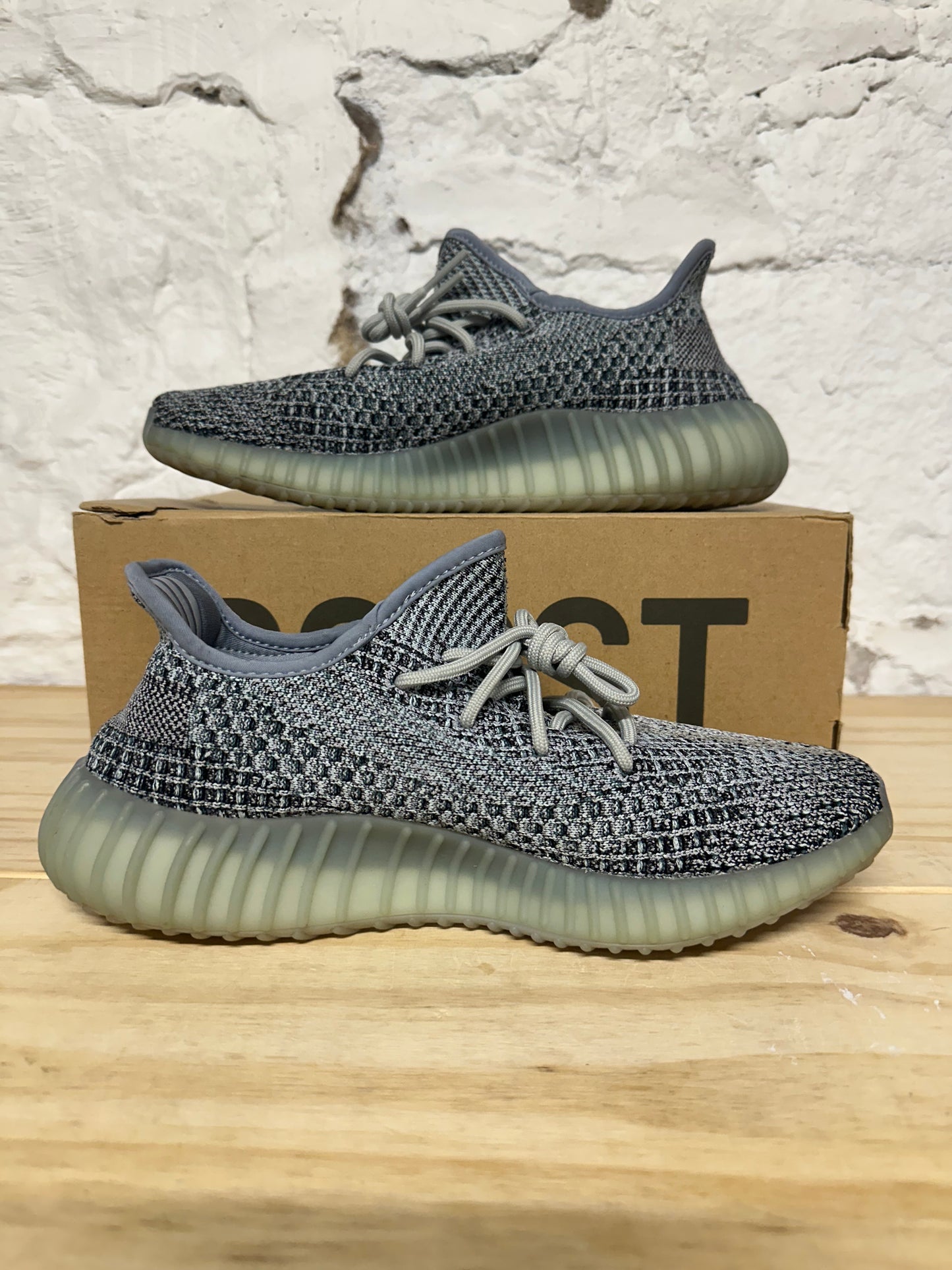 Yeezy 350 V2 Ash Blue Sz 8.5