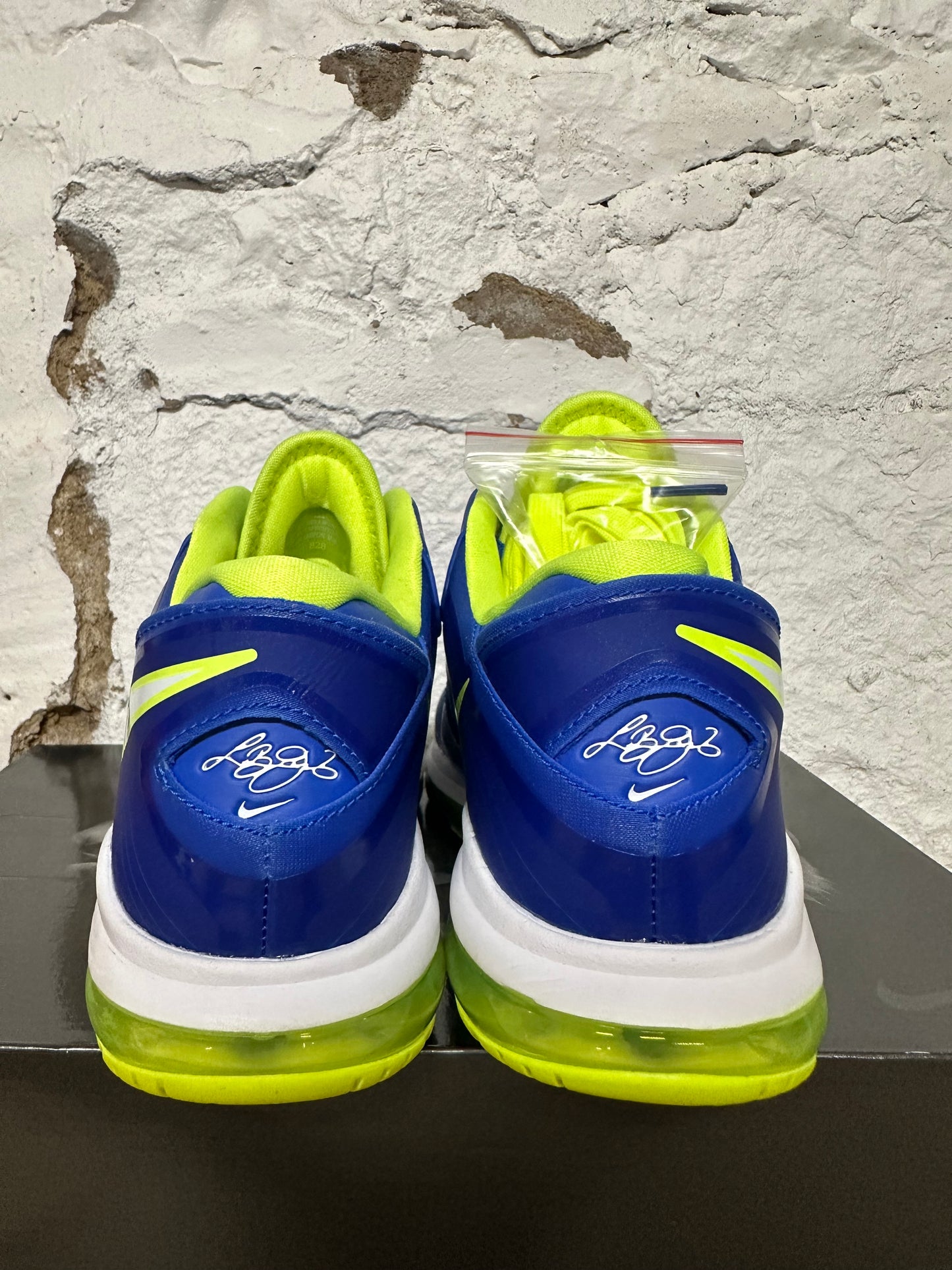 Nike LeBron 8 Low V2 Sprite Sz 8 DS