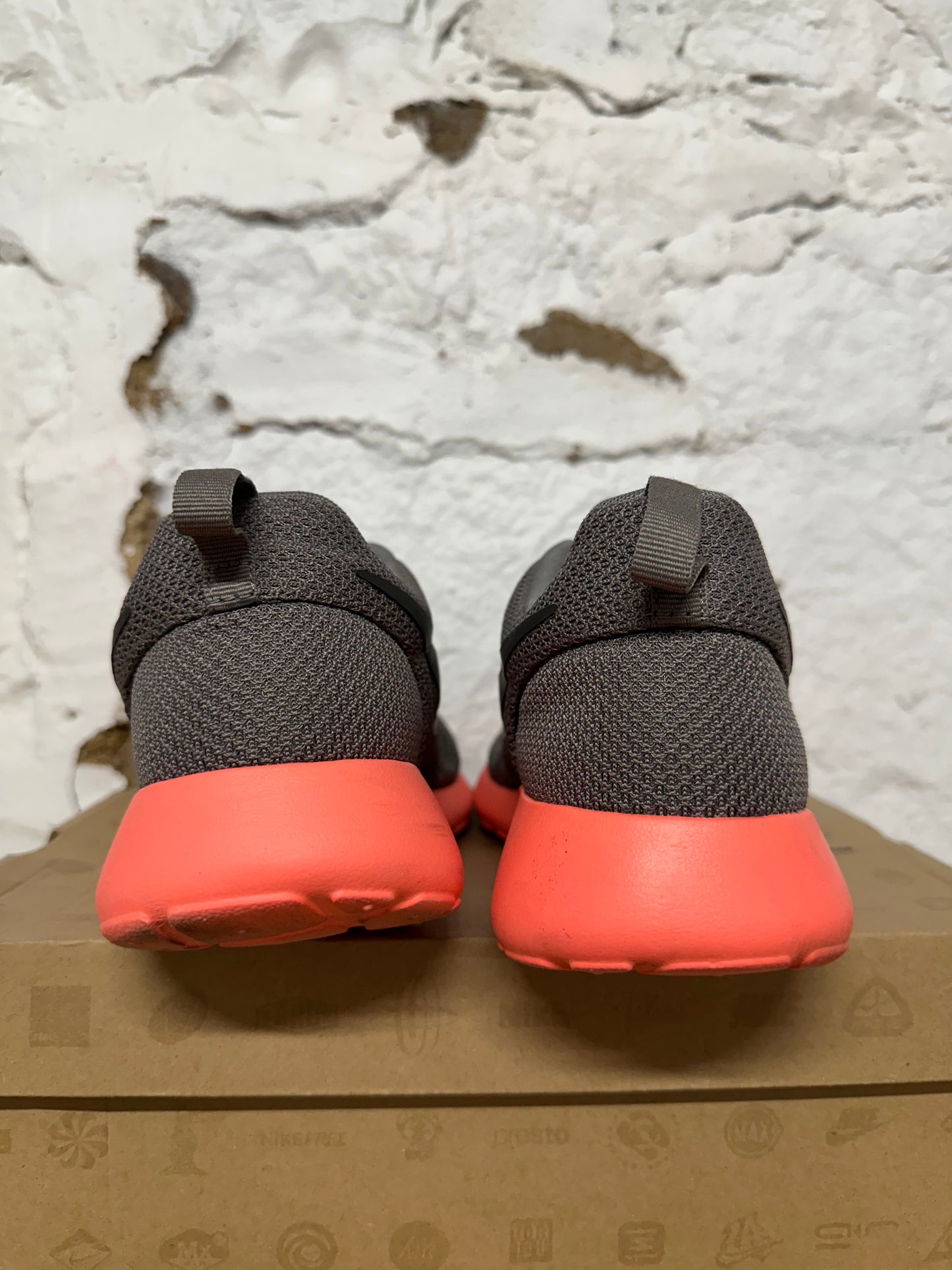 Nike Roshe Run Soft Grey Crimson Sz 8.5