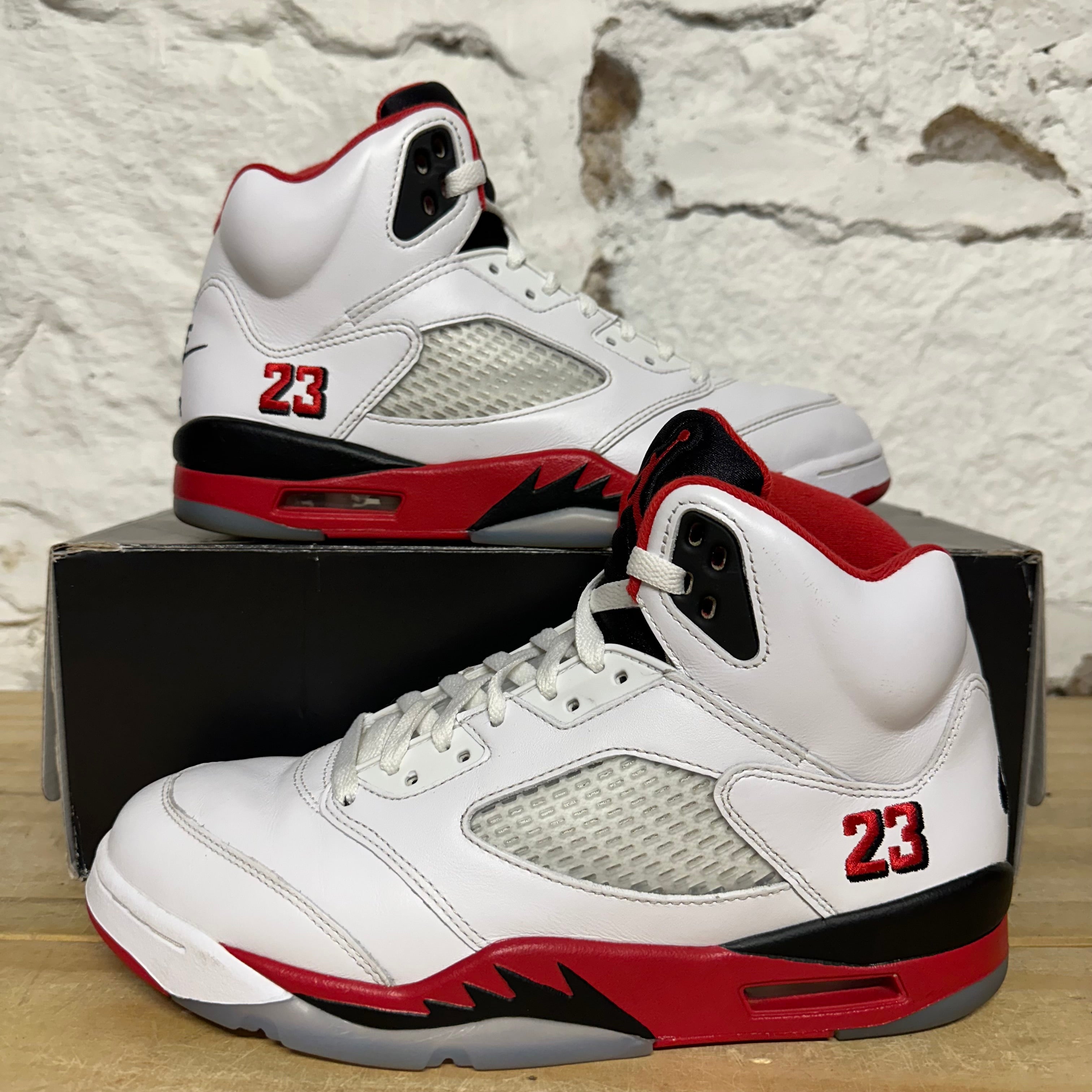 Air Jordan 5 Fire Red Black Tongue (2025) Sz 8.5