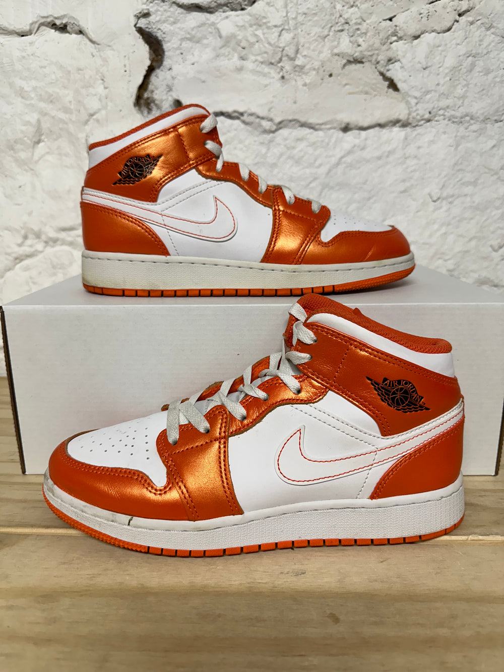 Air Jordan 1 Mid Electro Orange Sz 6Y