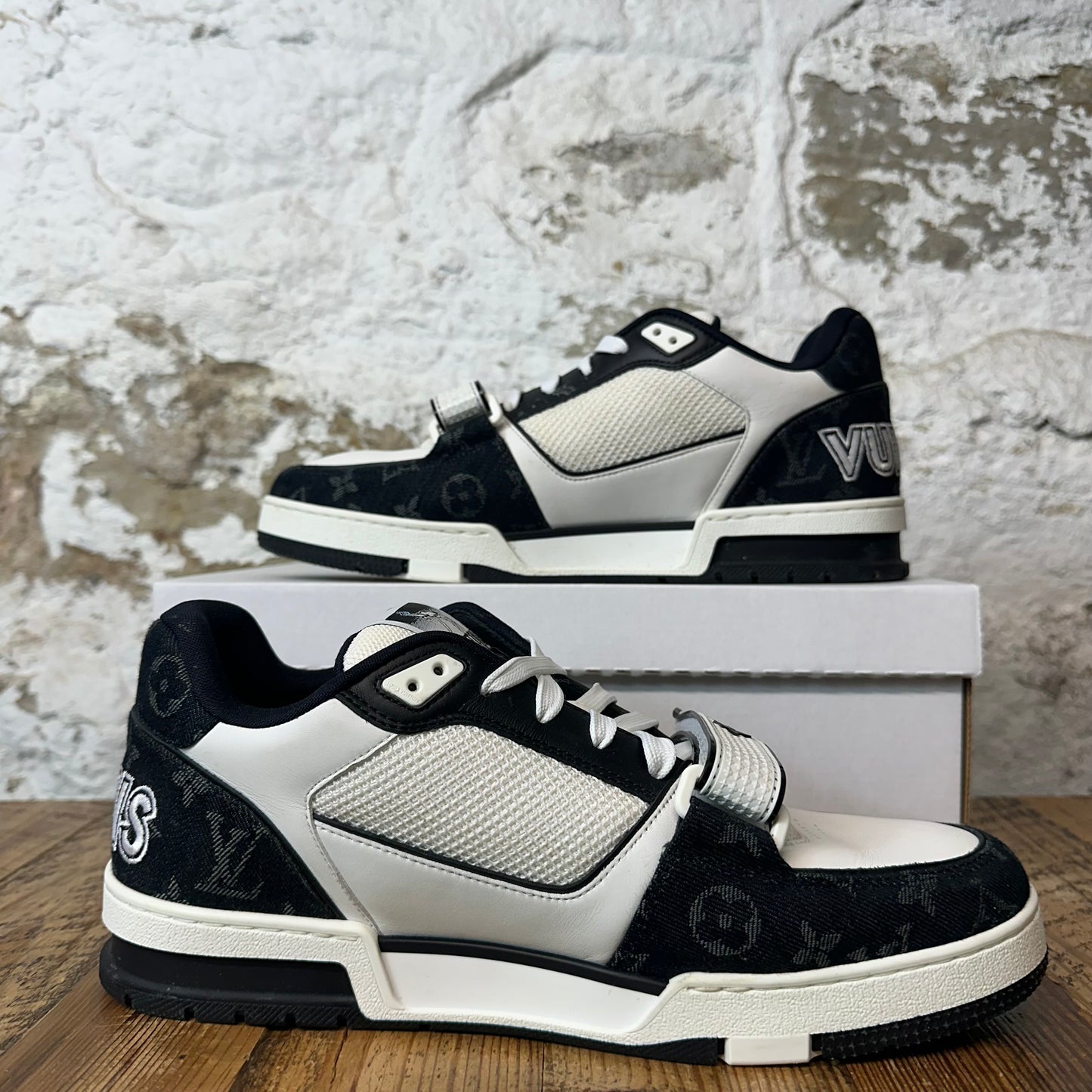 Louis Vuitton Black White Strap Trainer Sneaker Sz 10.5 (9LV)