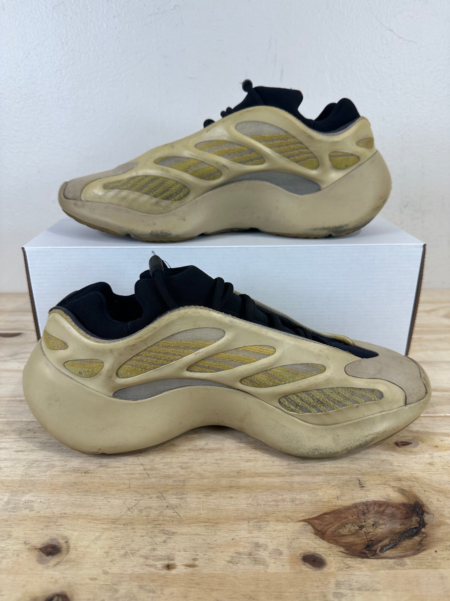 Yeezy 700 V3 Safflower Sz 11