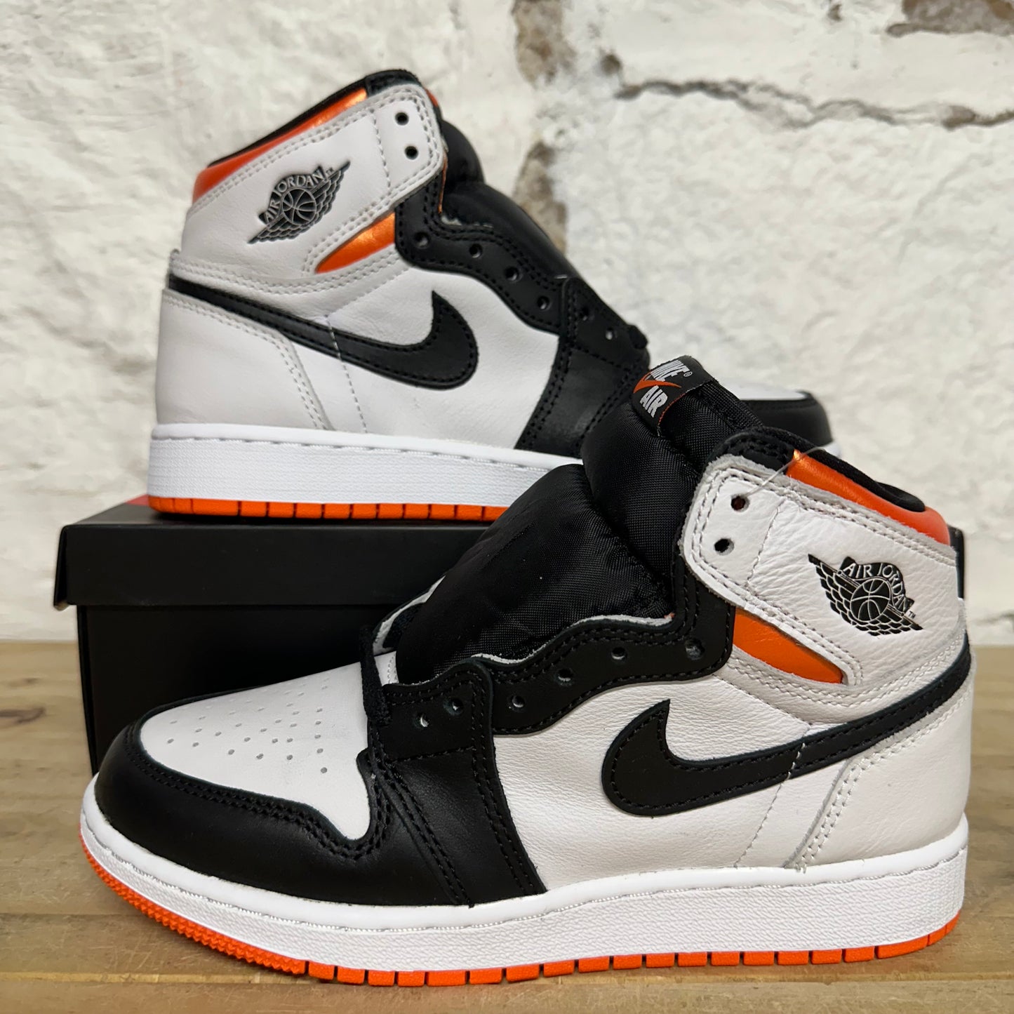 Air Jordan 1 High Electro Orange Sz 4Y DS
