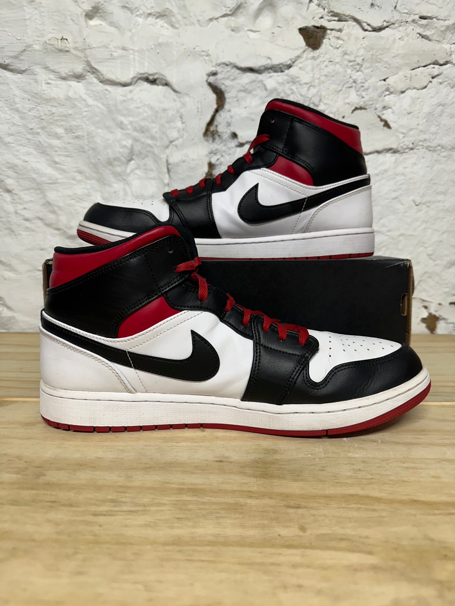Air Jordan 1 Mid Gym Red Black Toe Sz 13