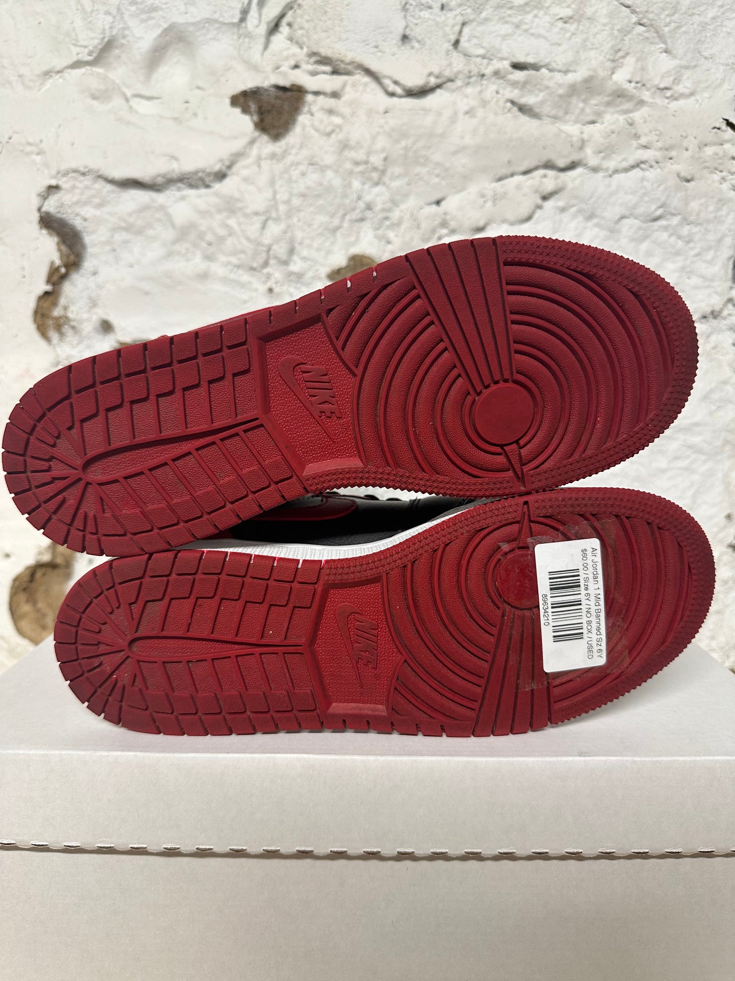 Air Jordan 1 Mid Banned Sz 6Y