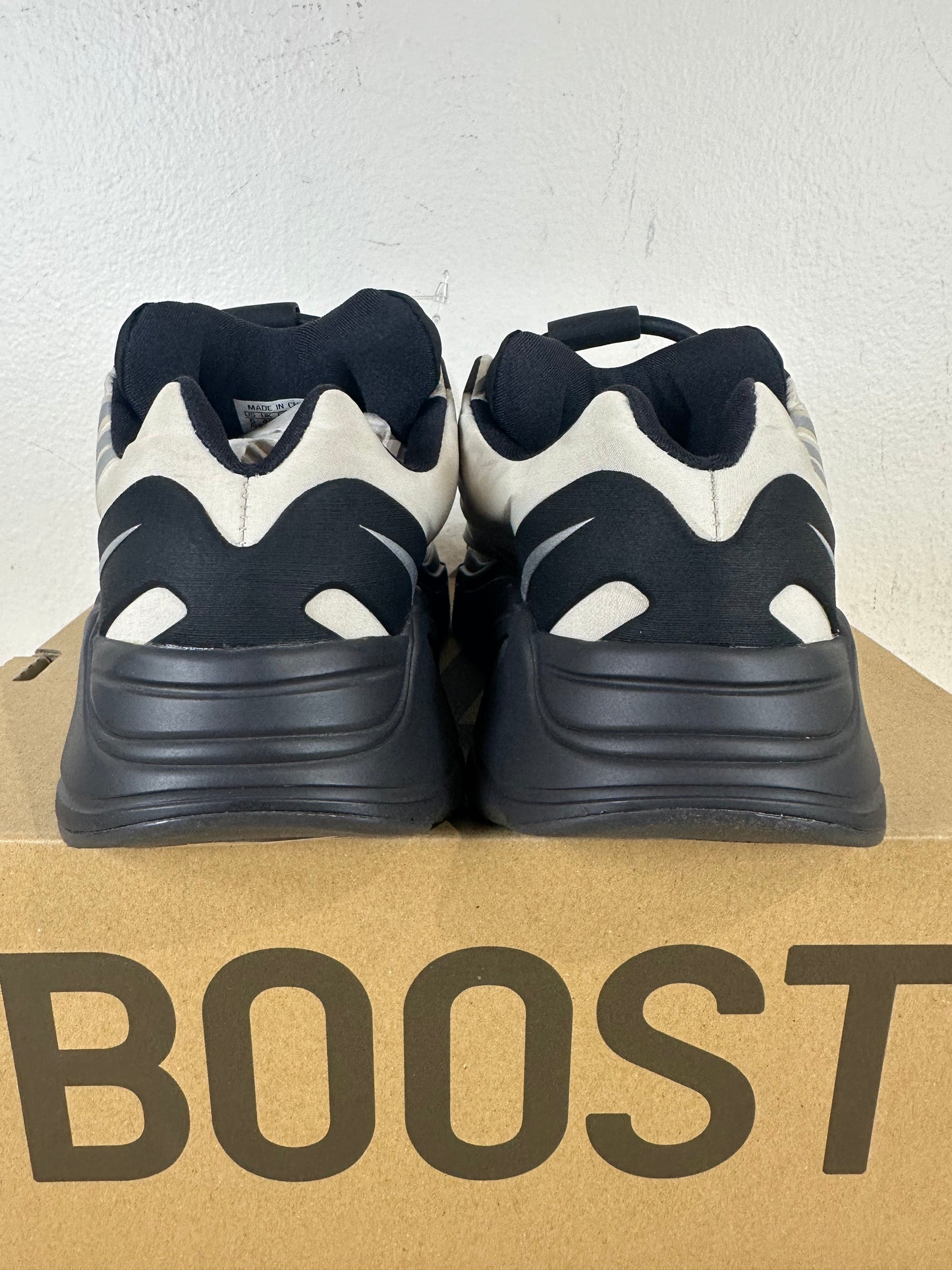 Yeezy 700 MNVN Bone Sz 5 DS