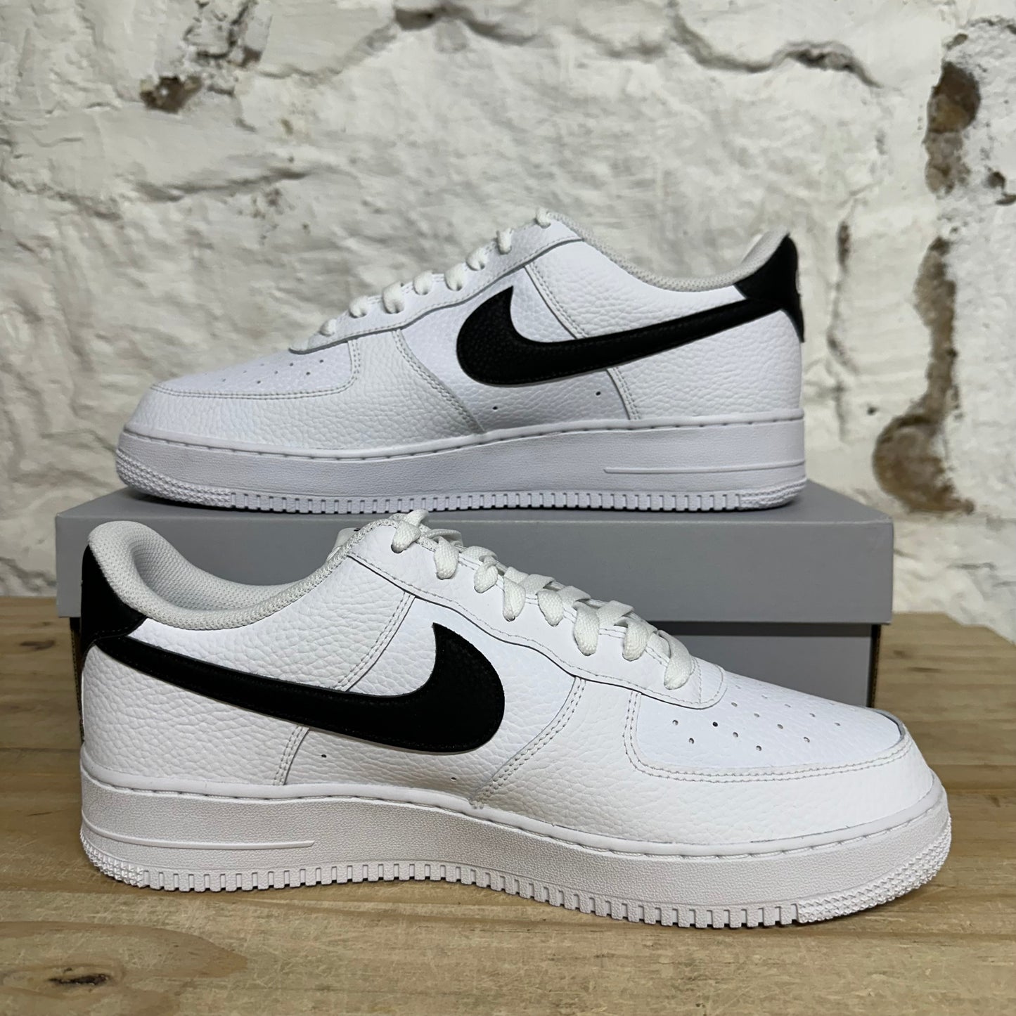Nike Air Force 1 Low White Black Pebbeled Leather Sz 11.5 DS