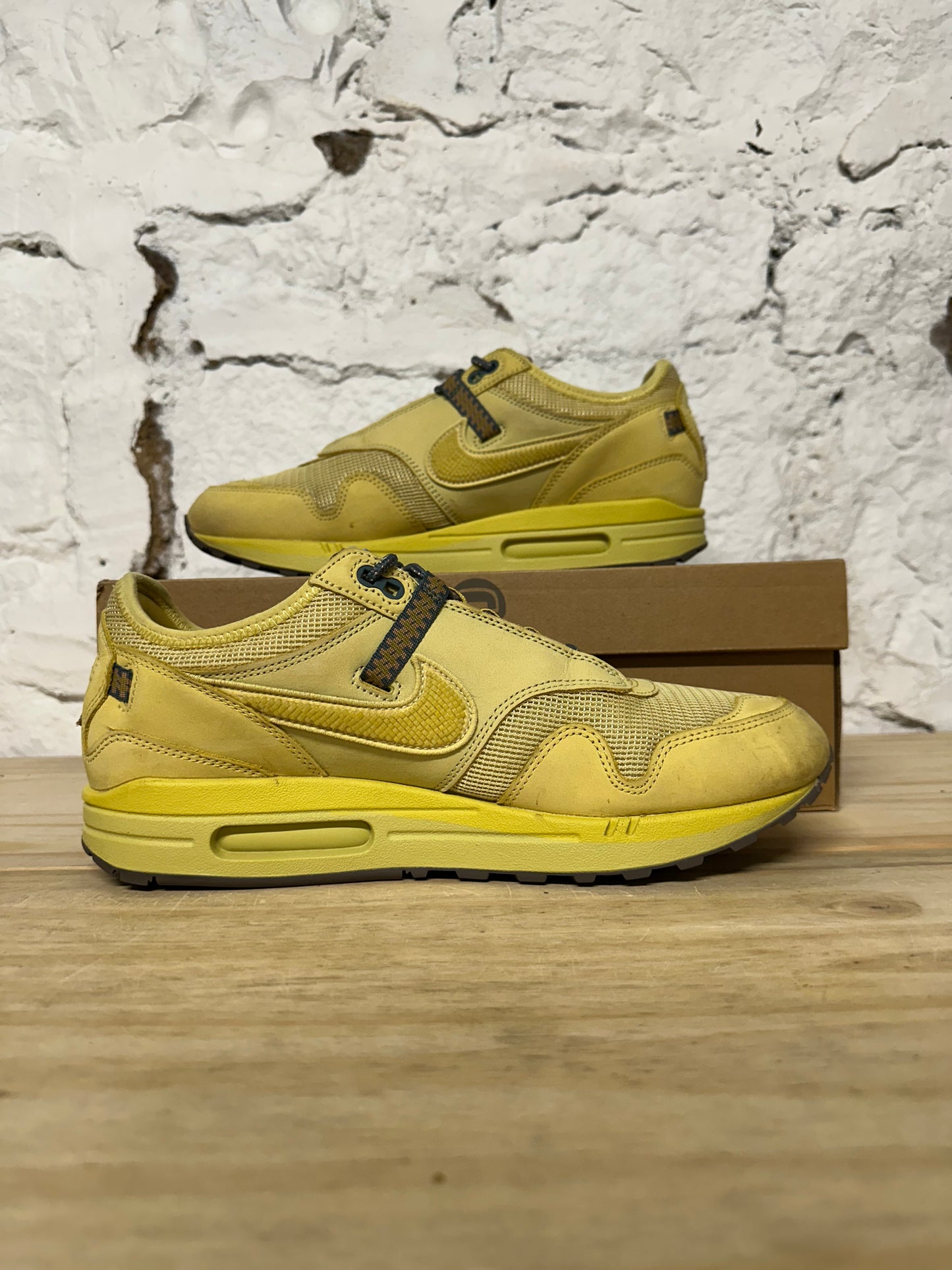 Nike Air Max 1 Travis Scott Saturn Gold Sz 11.5