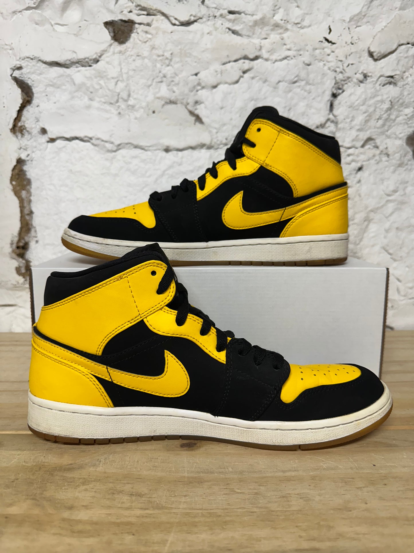 Air Jordan 1 Mid New Love Sz 10.5